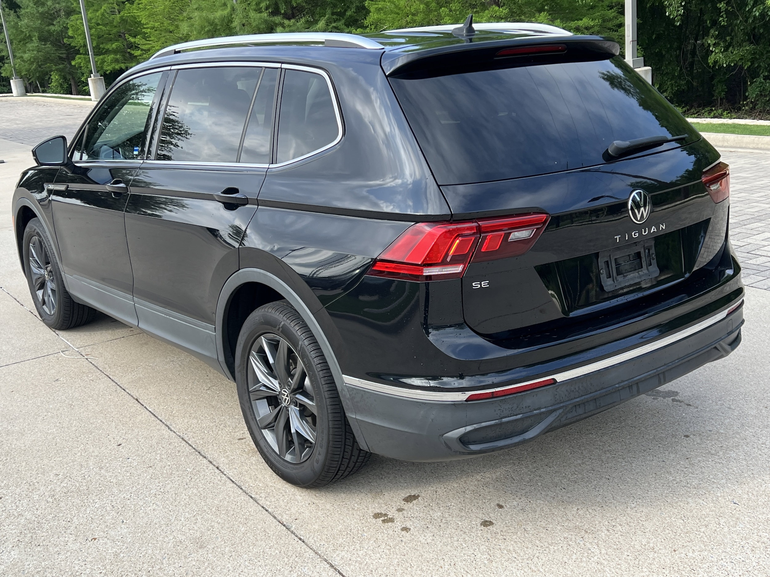 2022 Volkswagen Tiguan SE photo 3