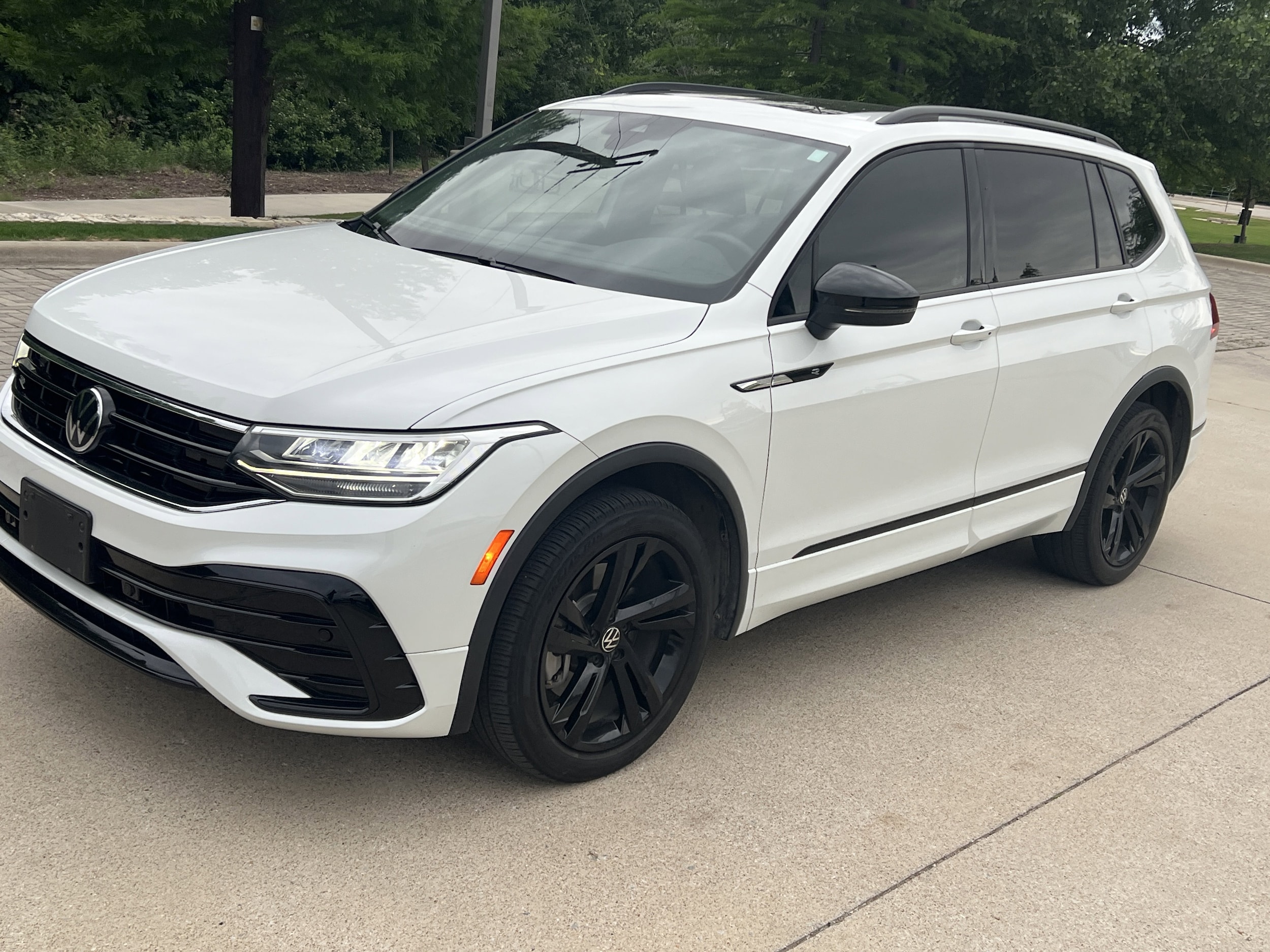 2024 Volkswagen Tiguan SE R-Line Black photo 4