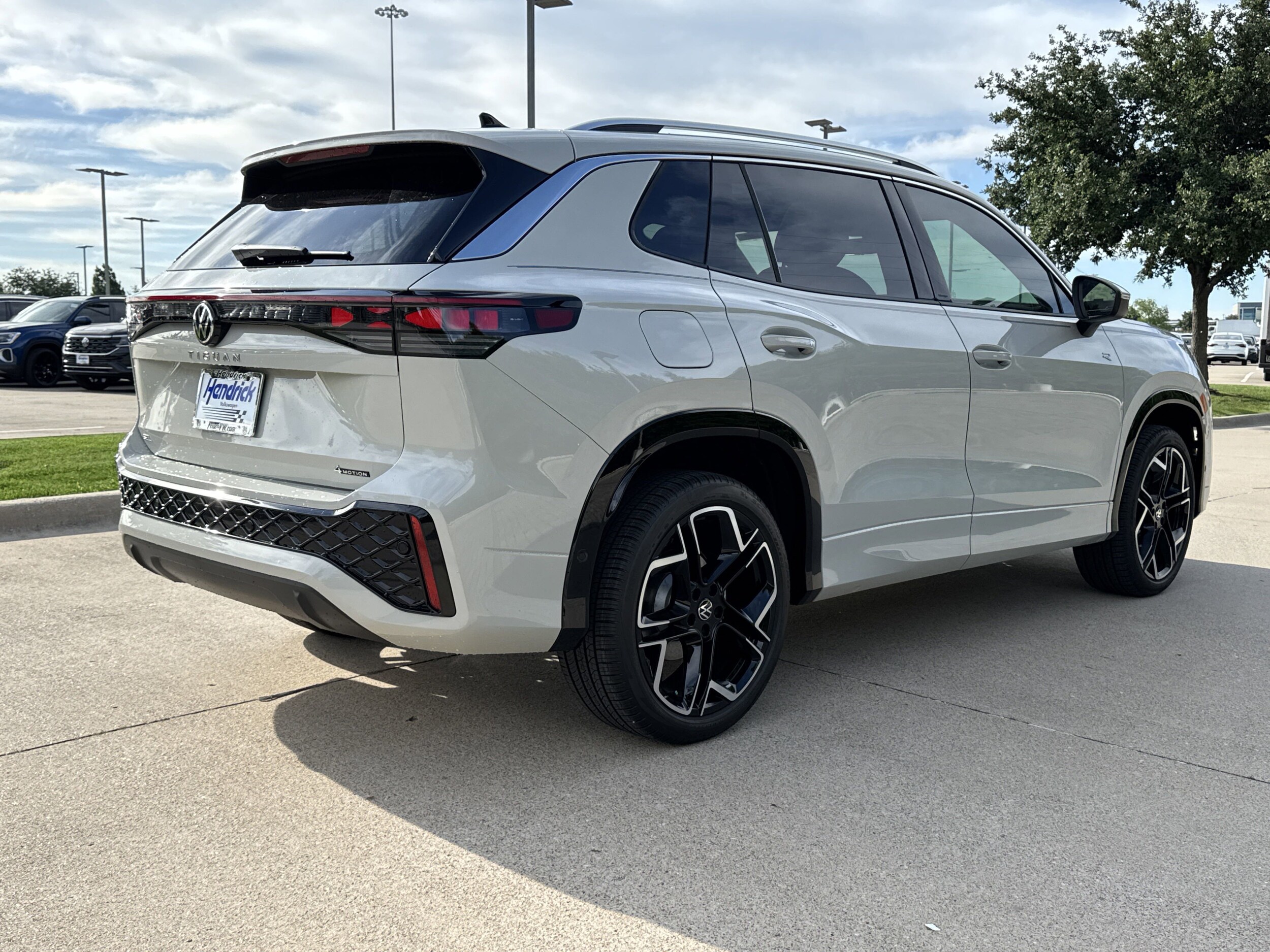 Volkswagen Tiguan 2.0T SEL R-Line Turbo