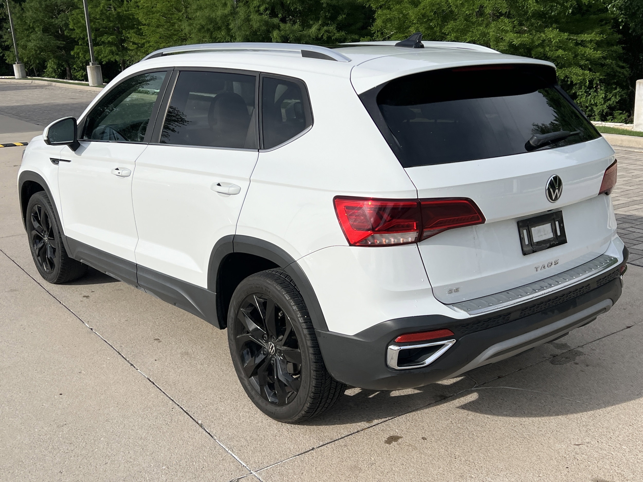 2023 Volkswagen Taos SE photo 3