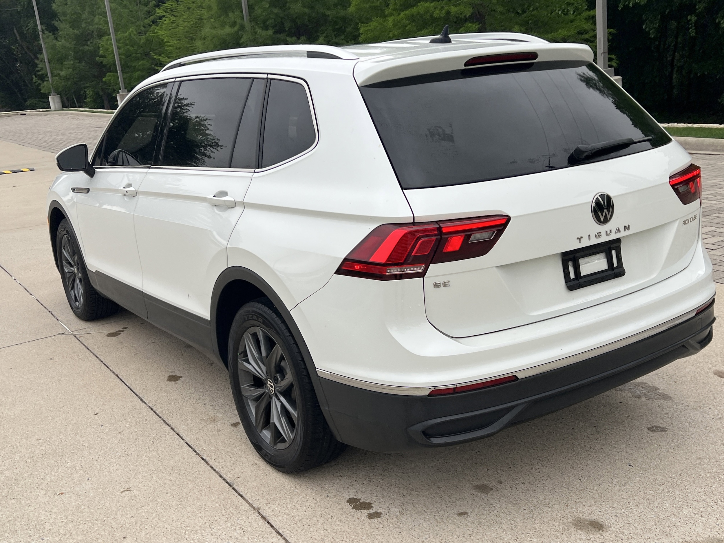 2023 Volkswagen Tiguan SE photo 3