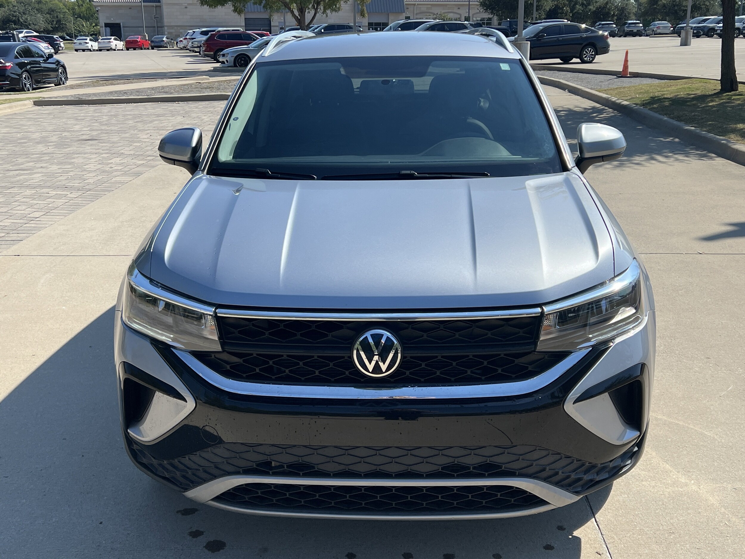 2022 Volkswagen Taos SE photo 2