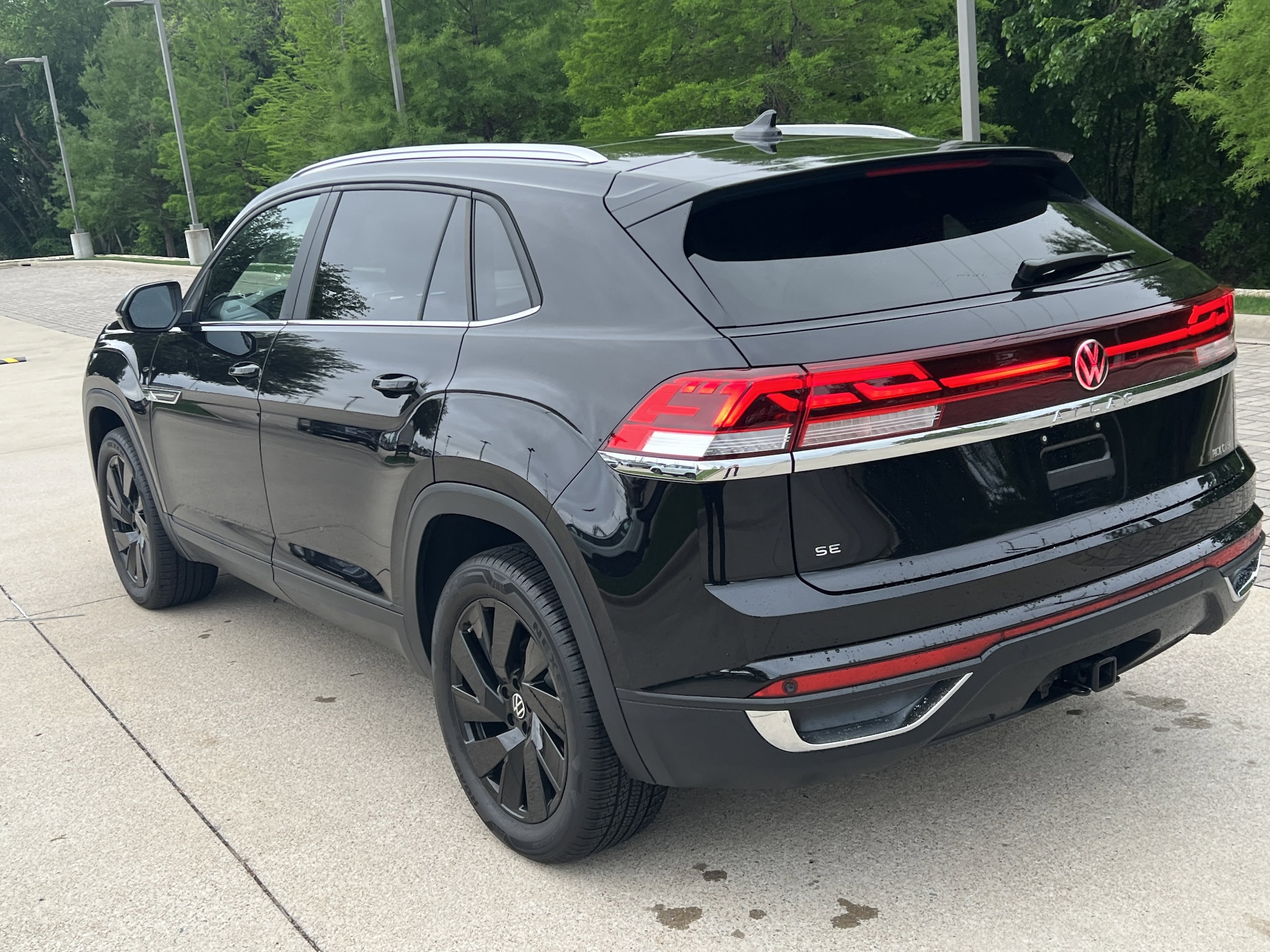 2025 Volkswagen Atlas Cross Sport 2.0T SE w/Technology photo 6