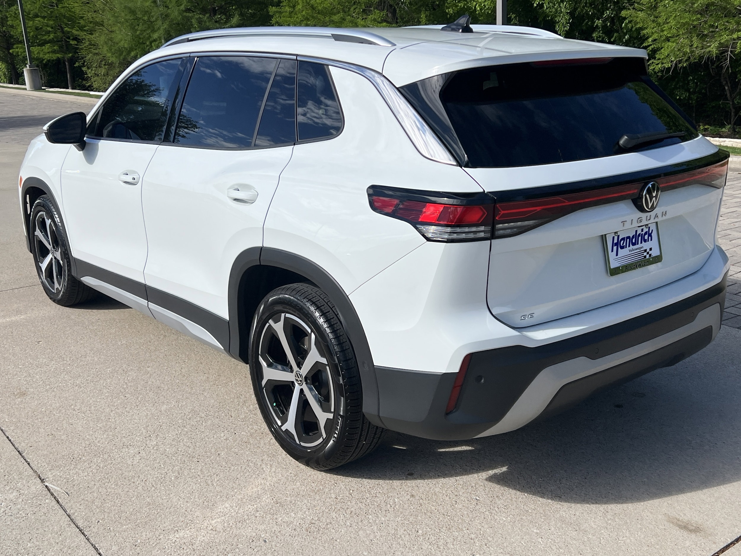 2025 Volkswagen Tiguan SE photo 3