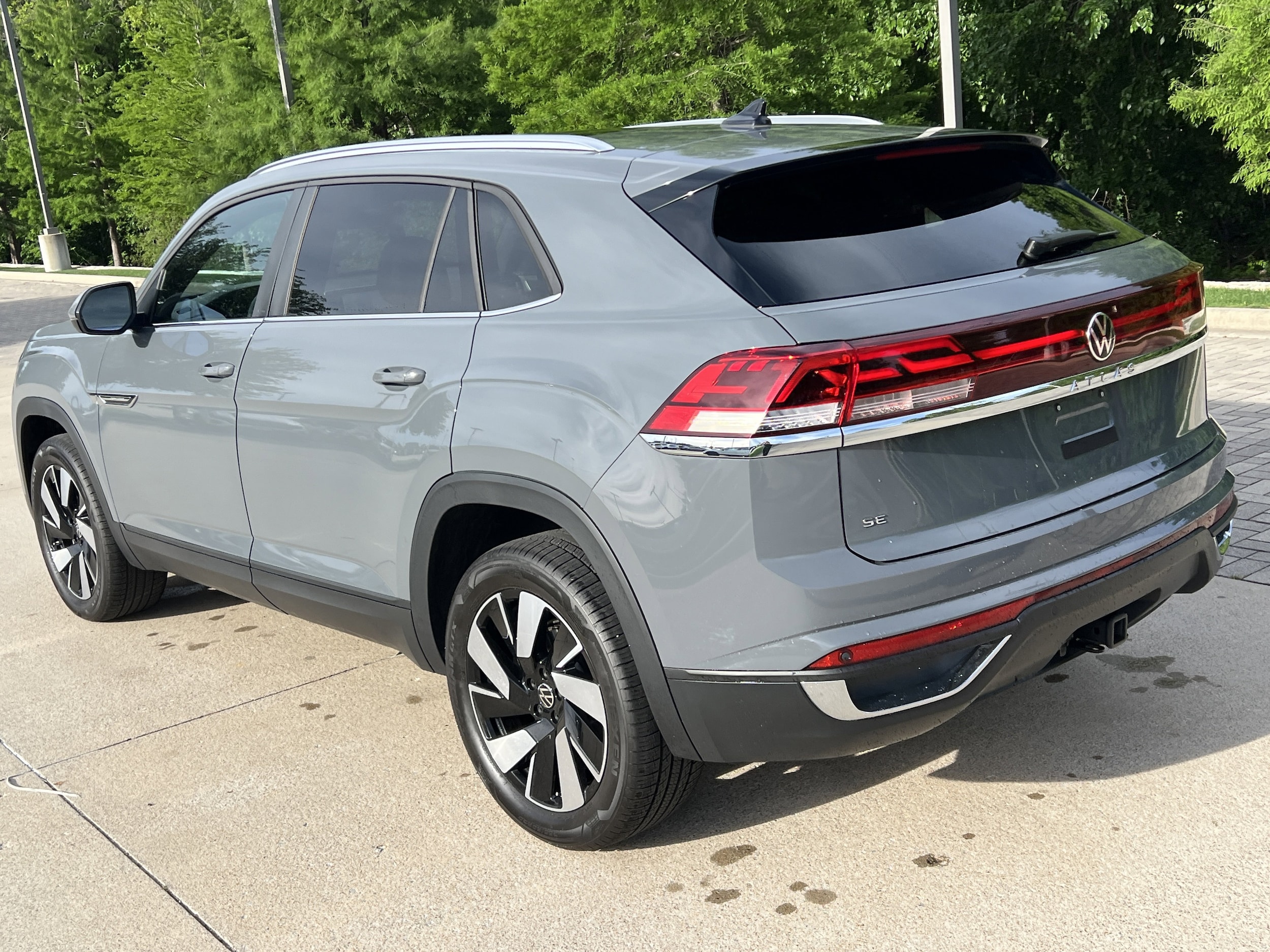 2025 Volkswagen Atlas Cross Sport 2.0T SE w/Technology photo 6