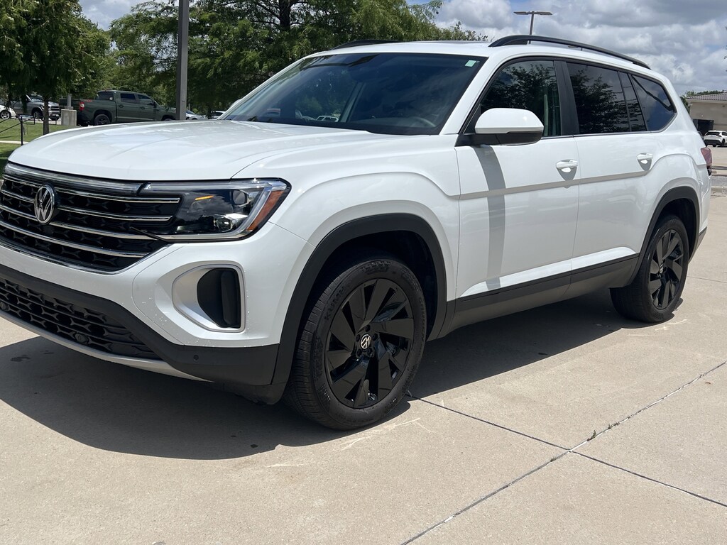 Used 2025 Volkswagen Atlas 2.0T SE w/Technology SUV