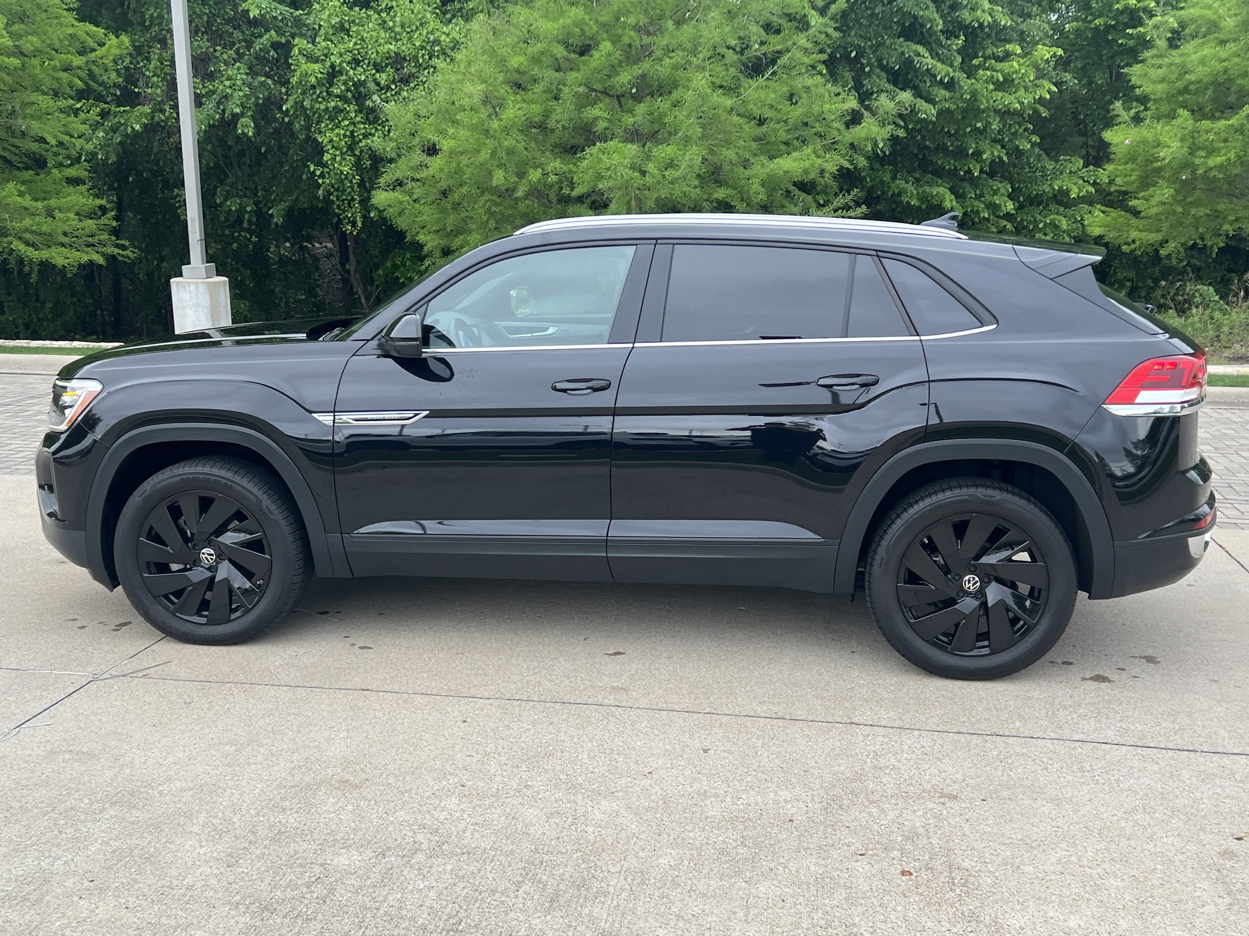 2025 Volkswagen Atlas Cross Sport 2.0T SE w/Technology photo 5