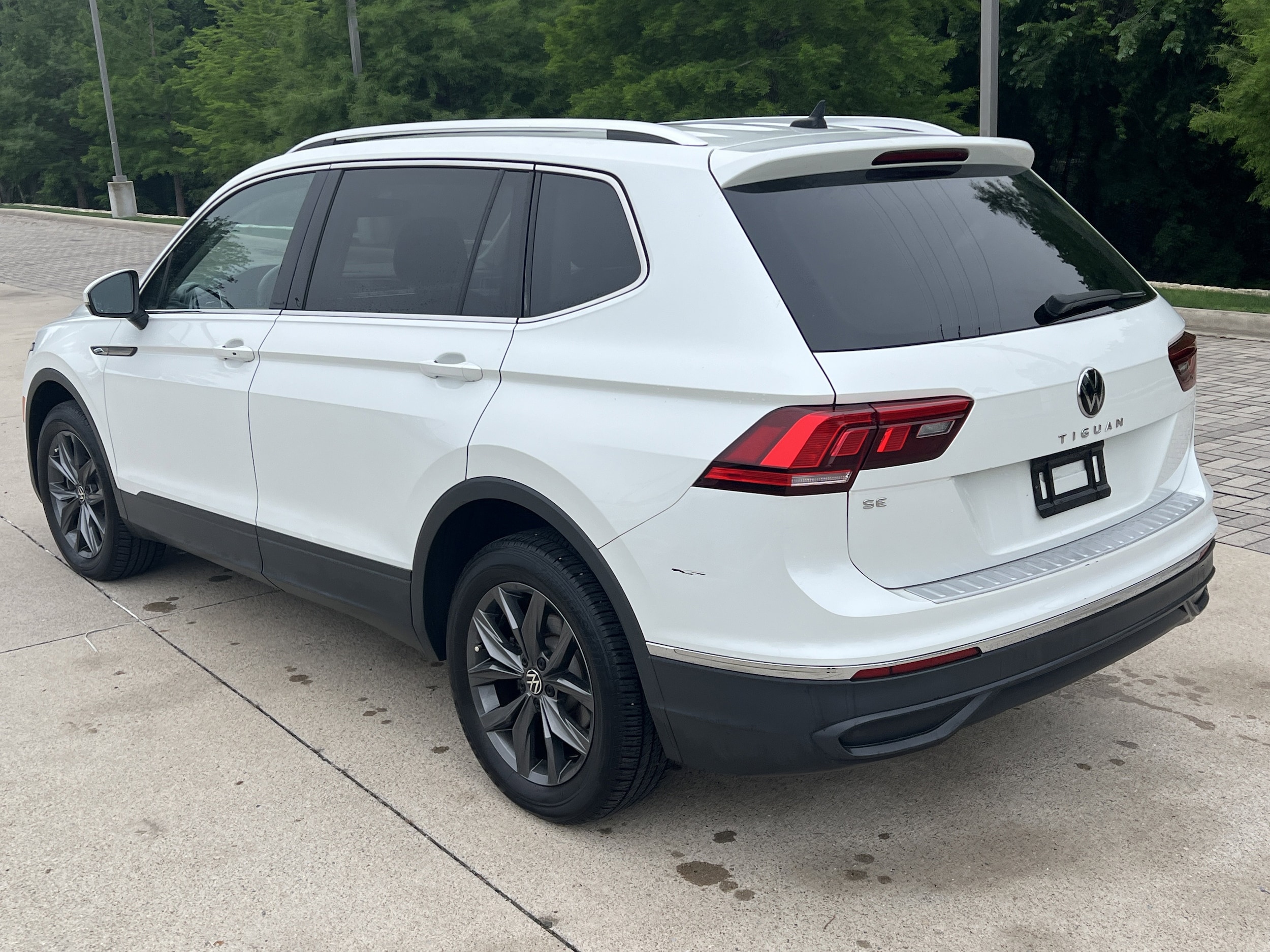 2023 Volkswagen Tiguan SE photo 3
