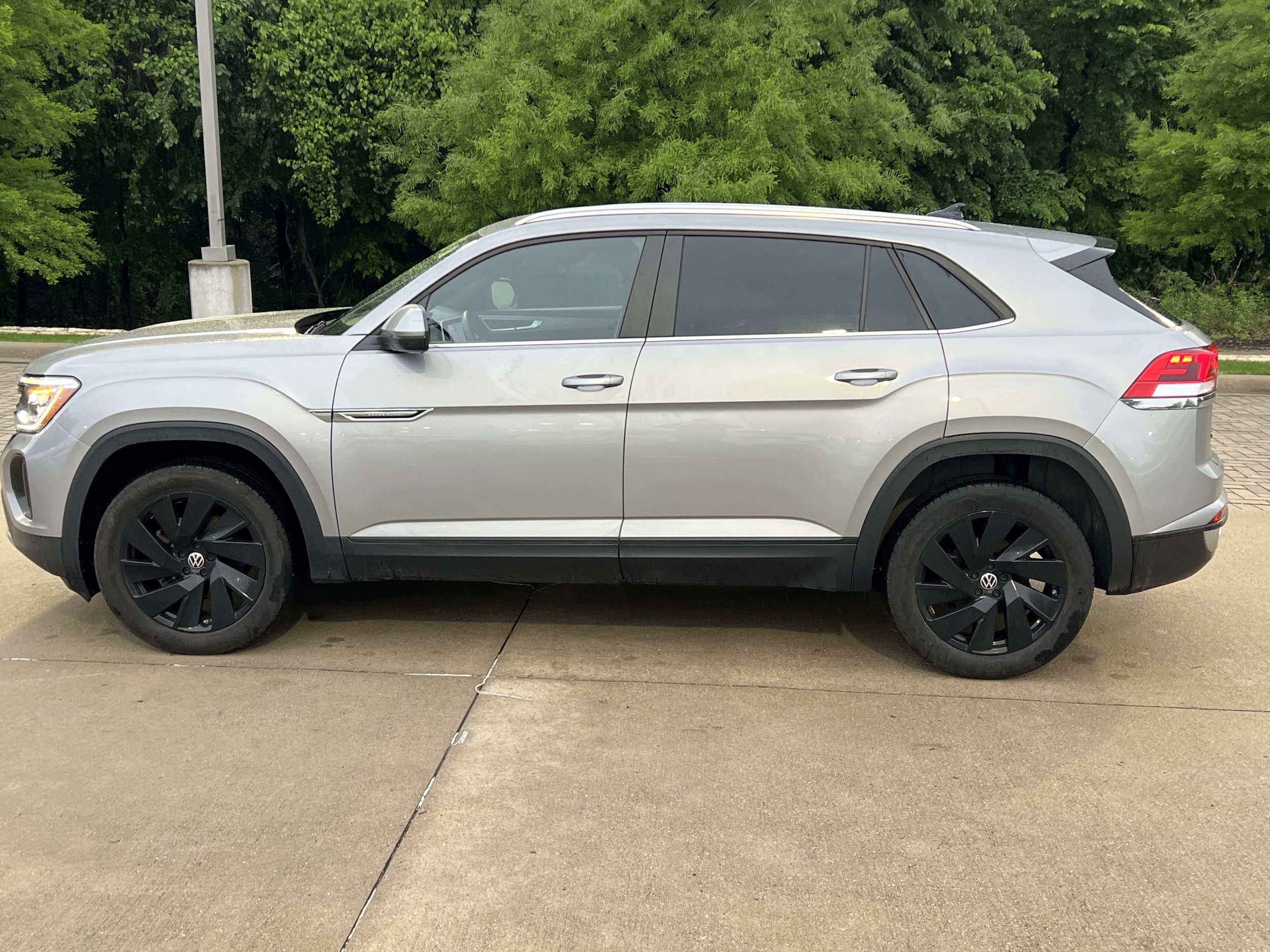 2024 Volkswagen Atlas Cross Sport 2.0T SE w/Technology photo 5