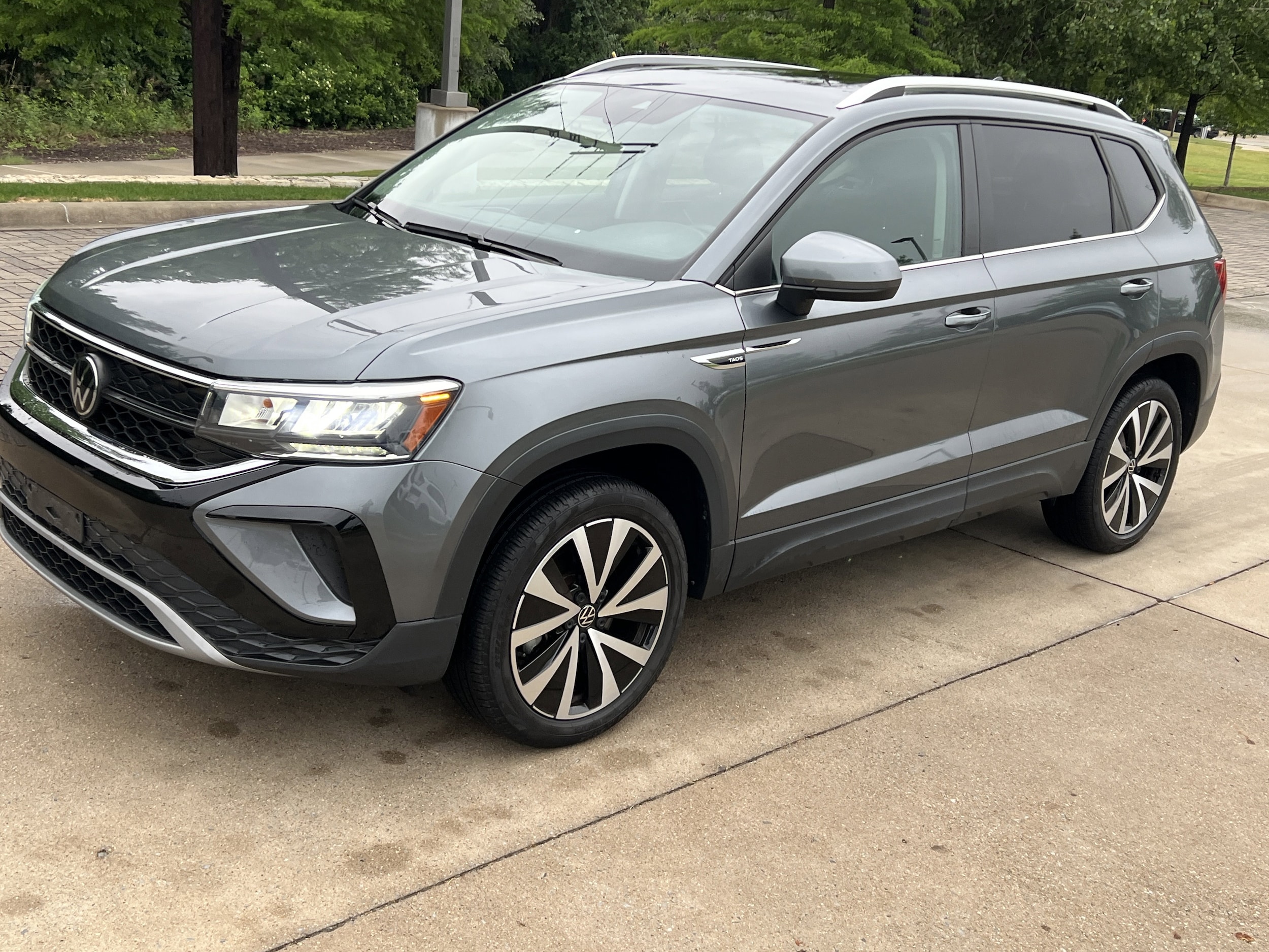 2023 Volkswagen Taos SE photo 4