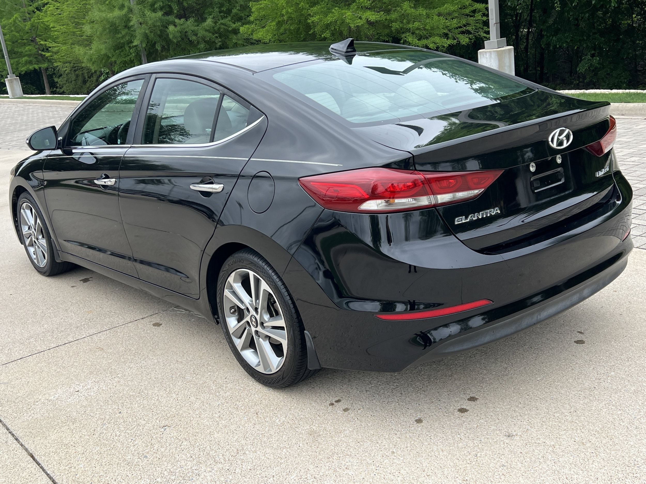 2017 Hyundai Elantra Limited photo 3