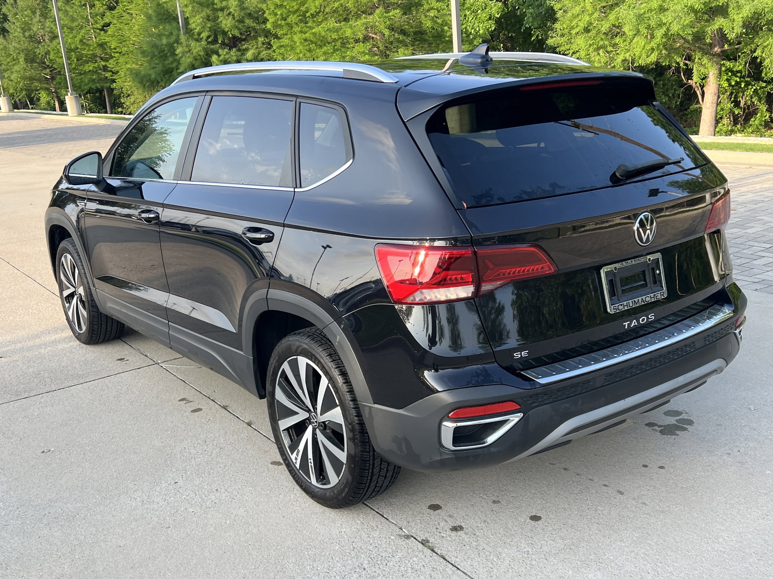 2024 Volkswagen Taos SE photo 3