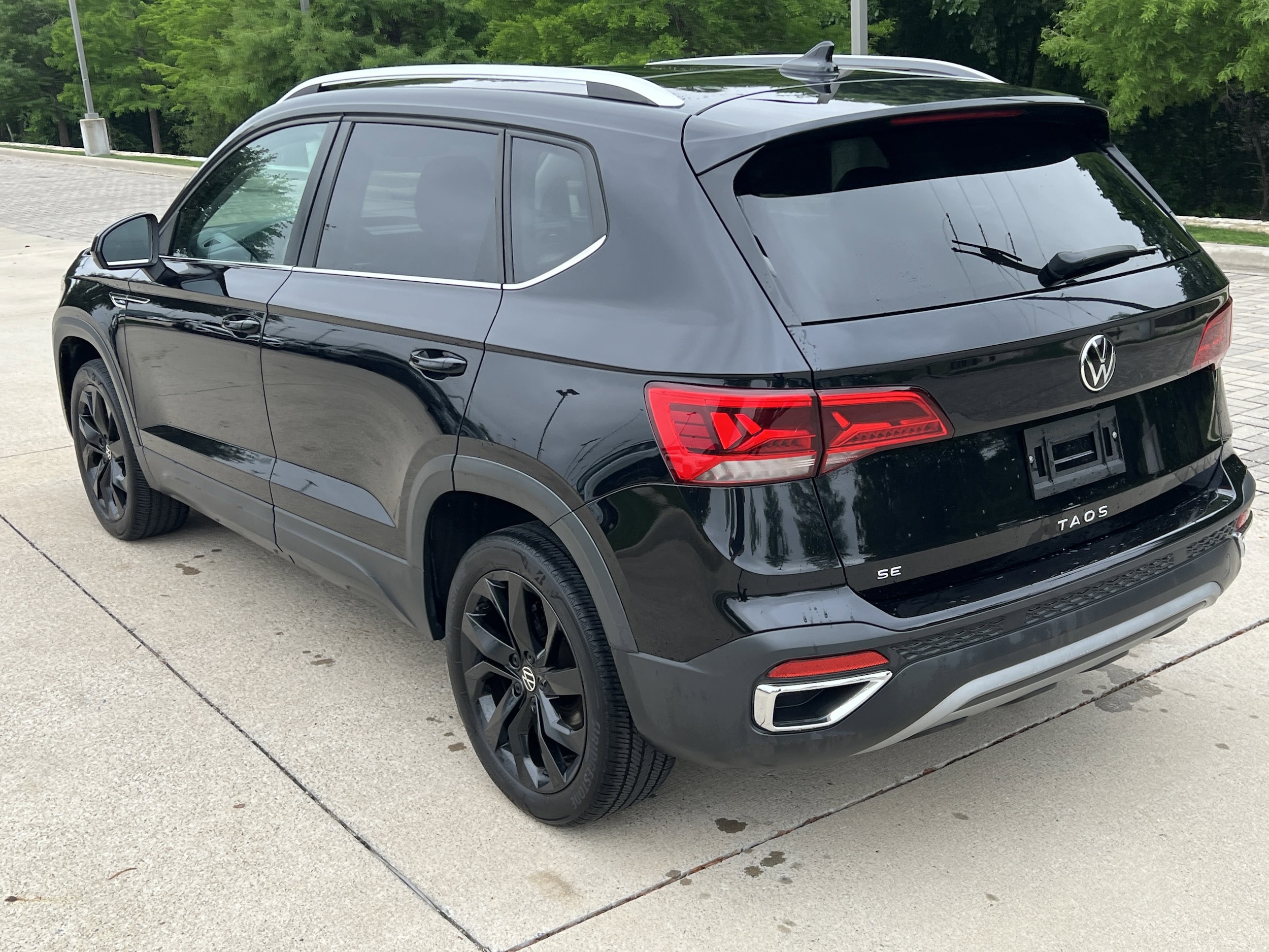 2023 Volkswagen Taos SE photo 3