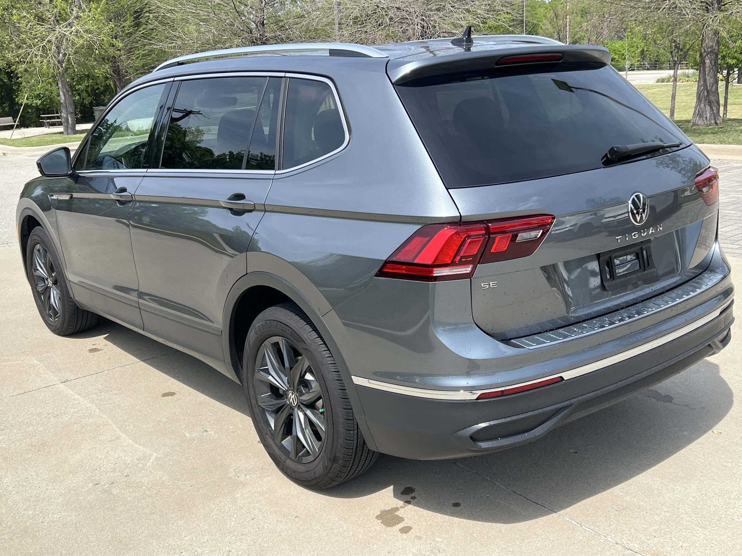 2024 Volkswagen Tiguan SE photo 3