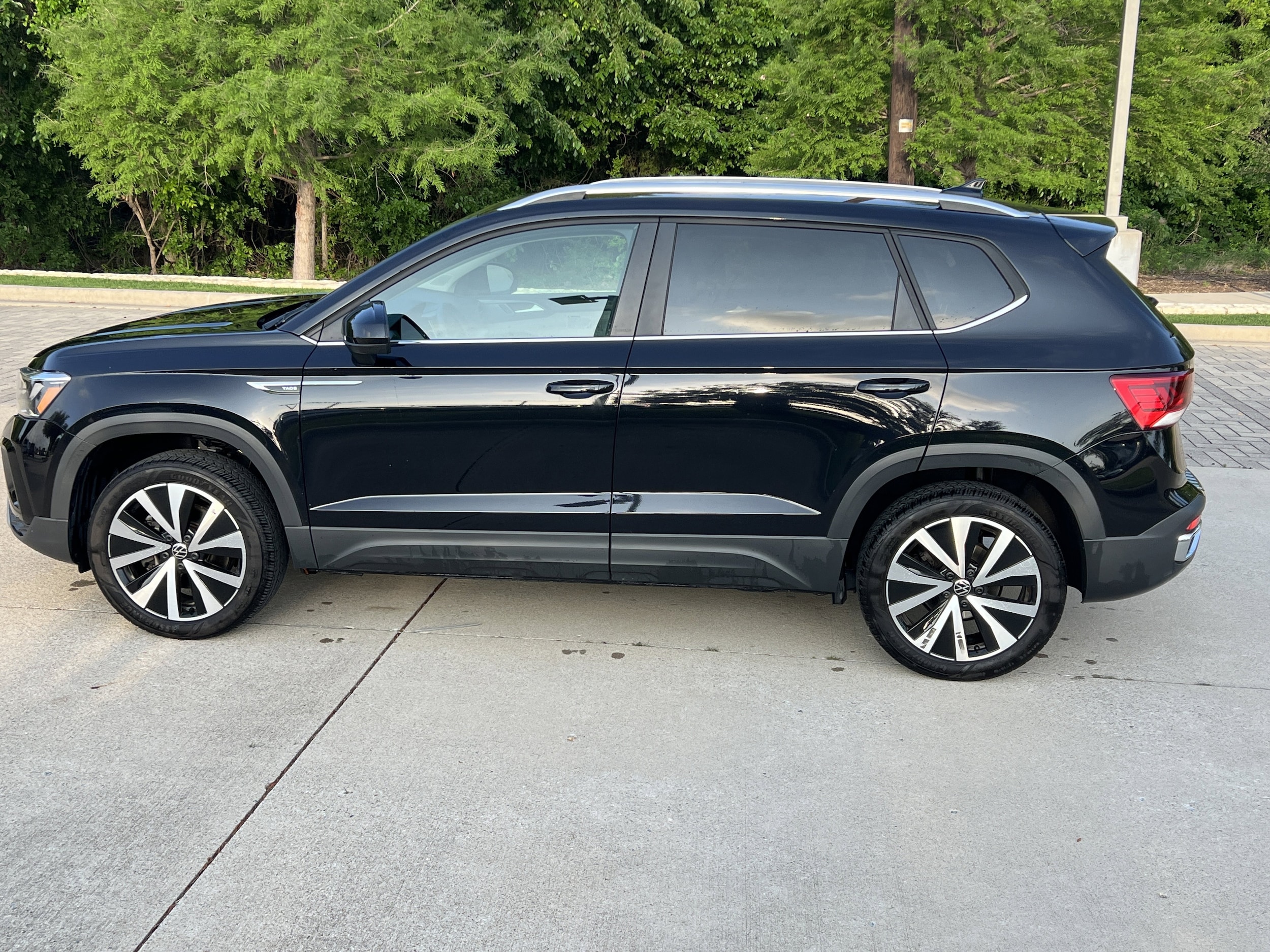 2024 Volkswagen Taos SE photo 6