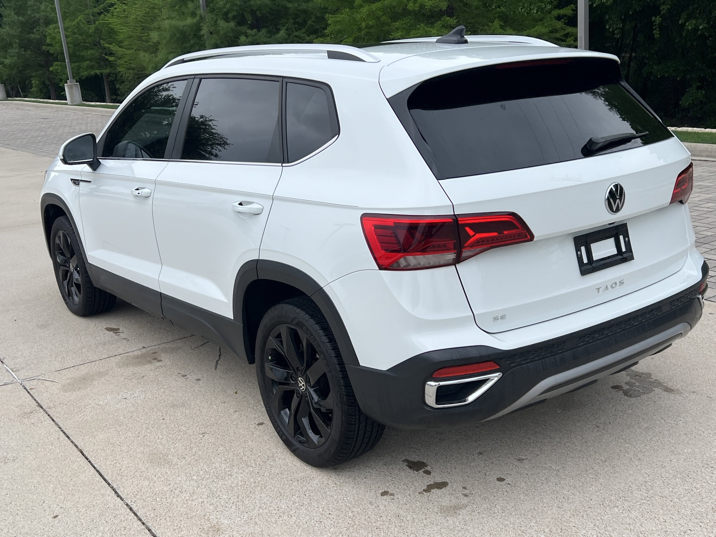 2023 Volkswagen Taos SE photo 3
