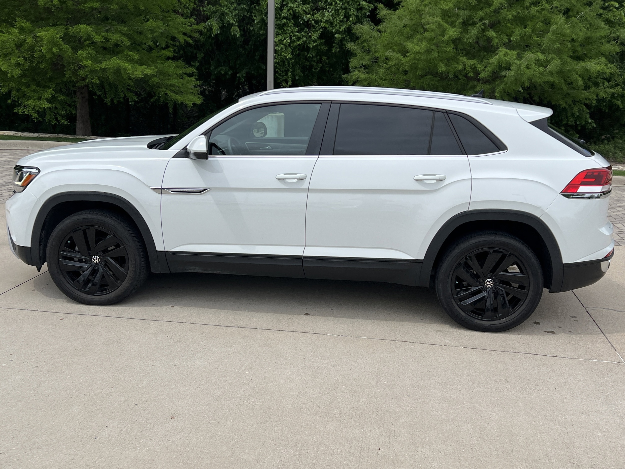 2023 Volkswagen Atlas Cross Sport 3.6L V6 SE w/Technology photo 6