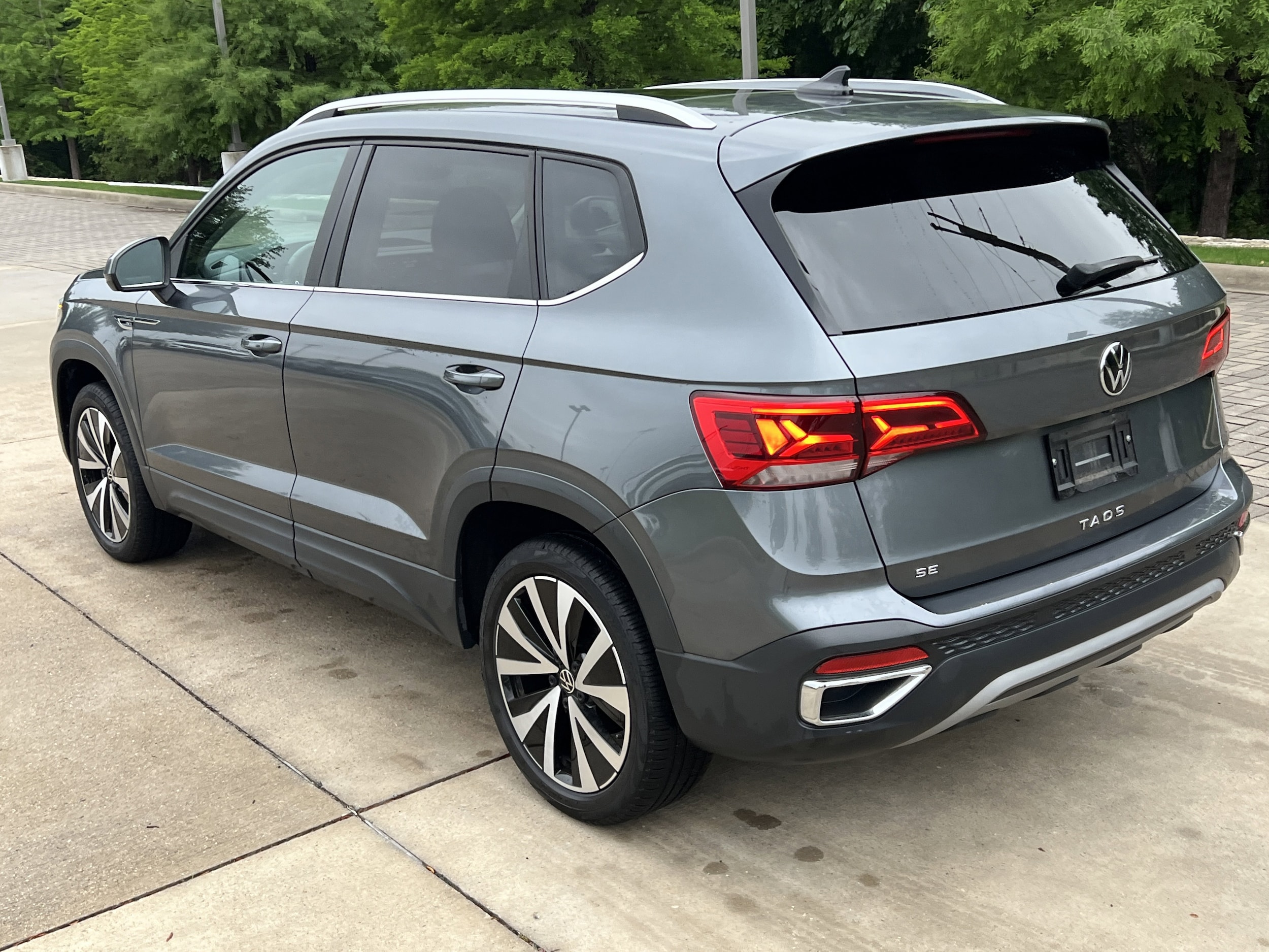 2023 Volkswagen Taos SE photo 3