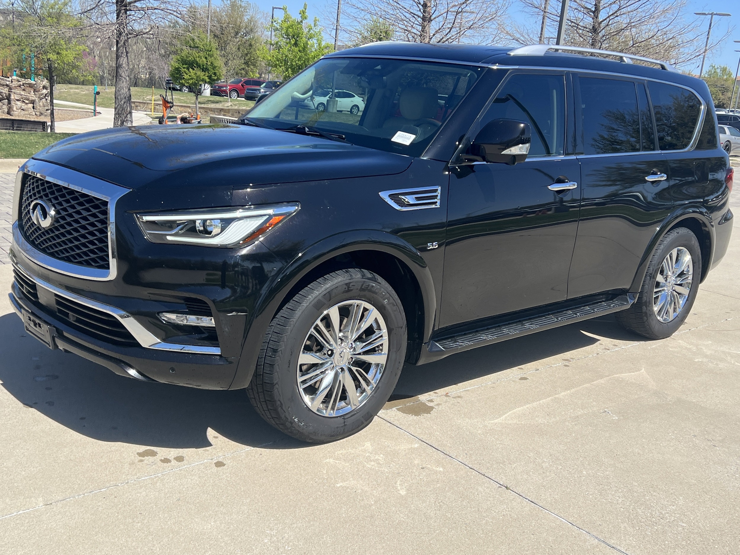 2019 INFINITI QX80 LUXE photo 4