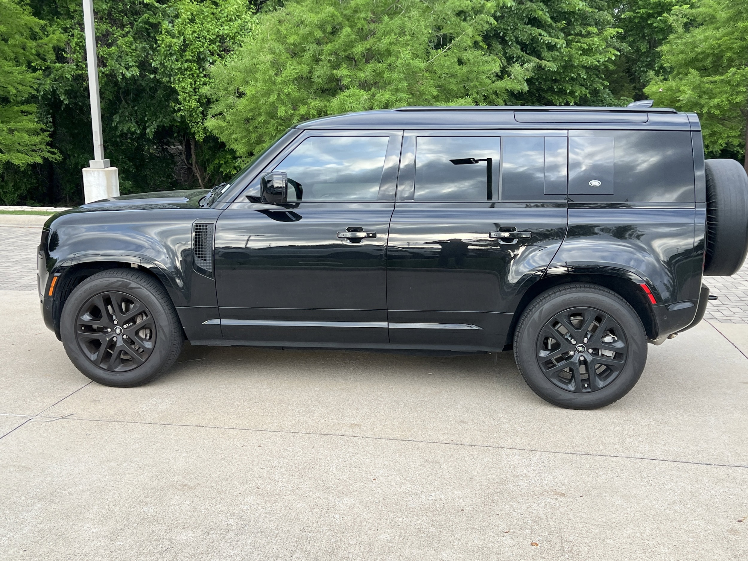 2024 Land Rover Defender X-Dynamic SE photo 5