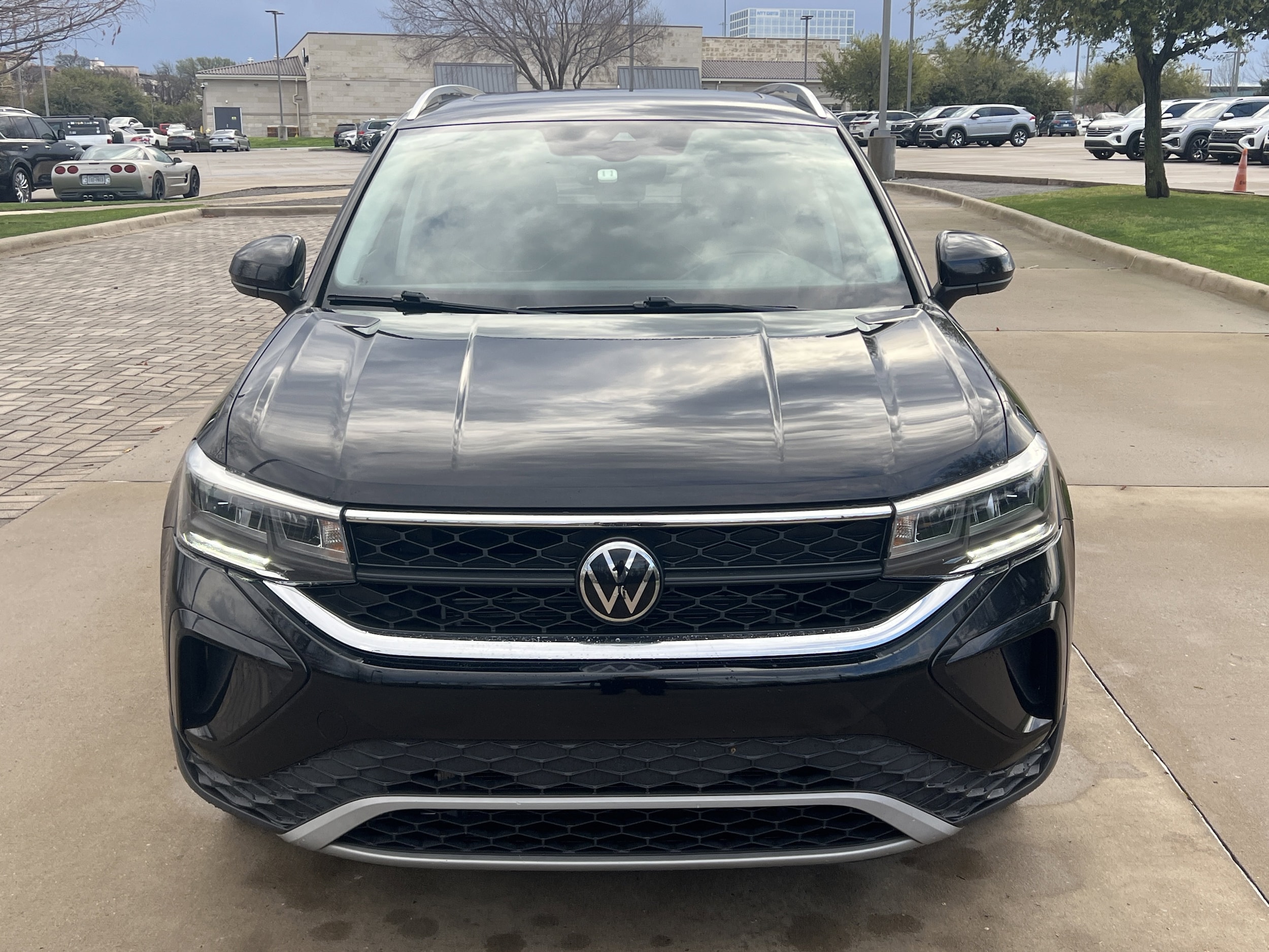 2023 Volkswagen Taos SE photo 2