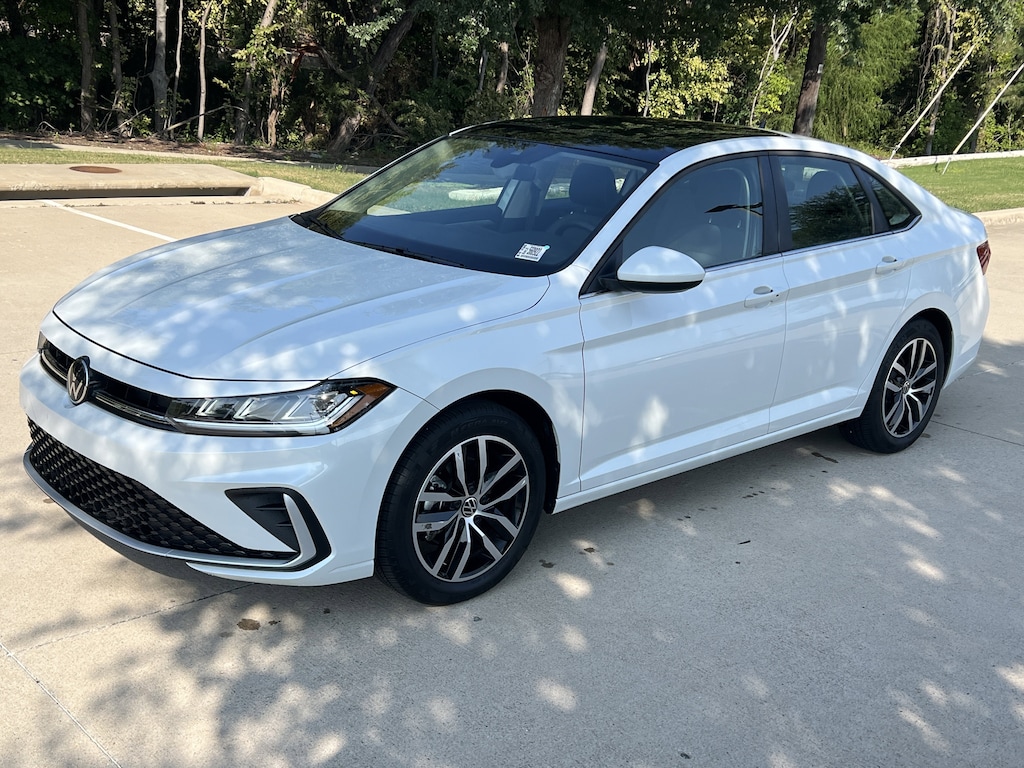 Used 2025 Volkswagen Jetta SE Sedan