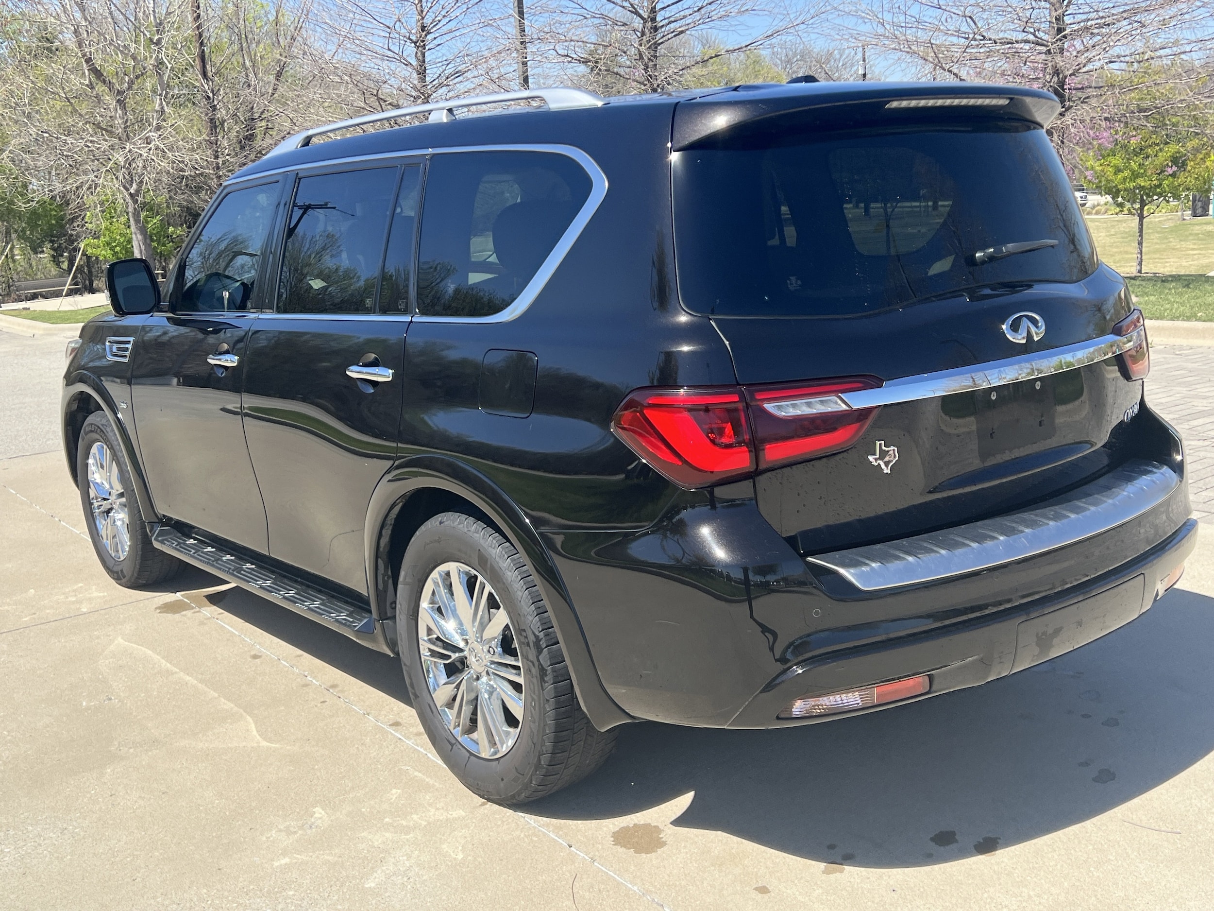 2019 INFINITI QX80 LUXE photo 3