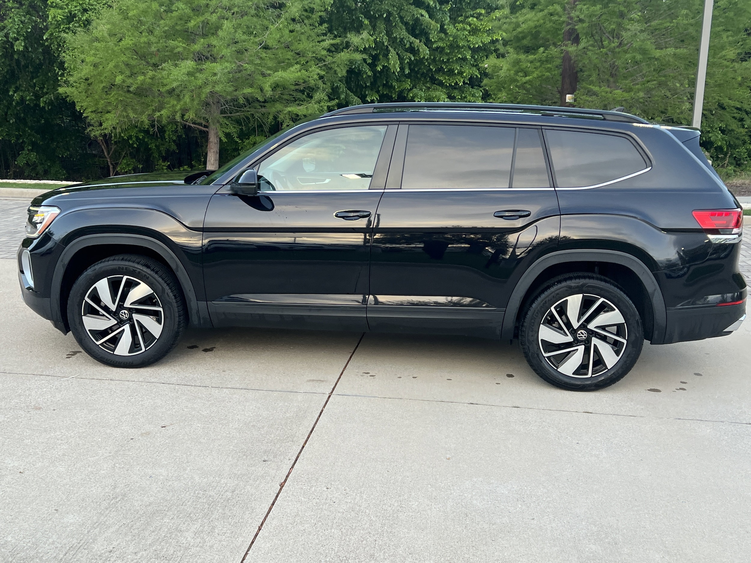 2024 Volkswagen Atlas 2.0T SE w/Technology photo 5