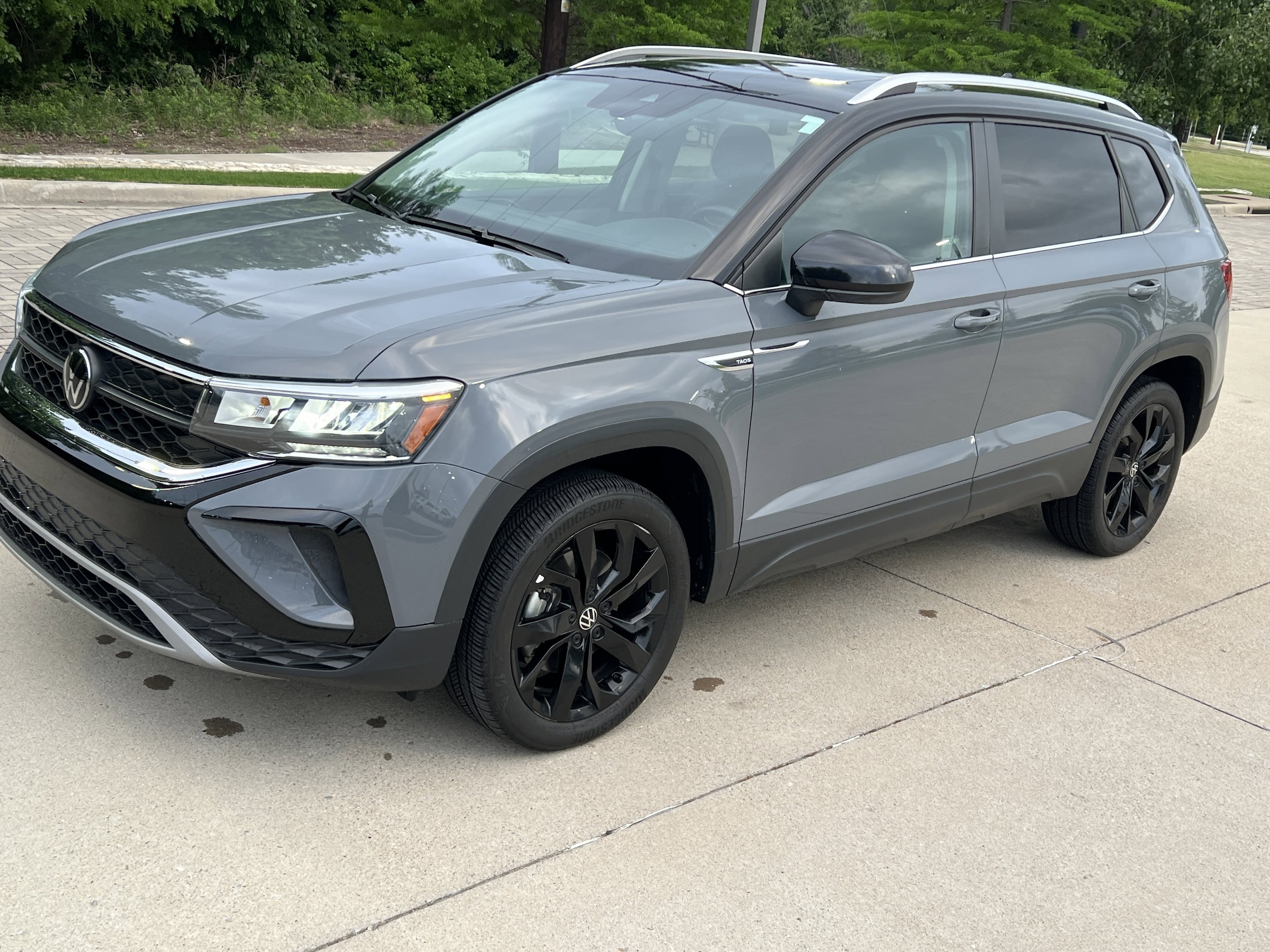 2023 Volkswagen Taos SE photo 4