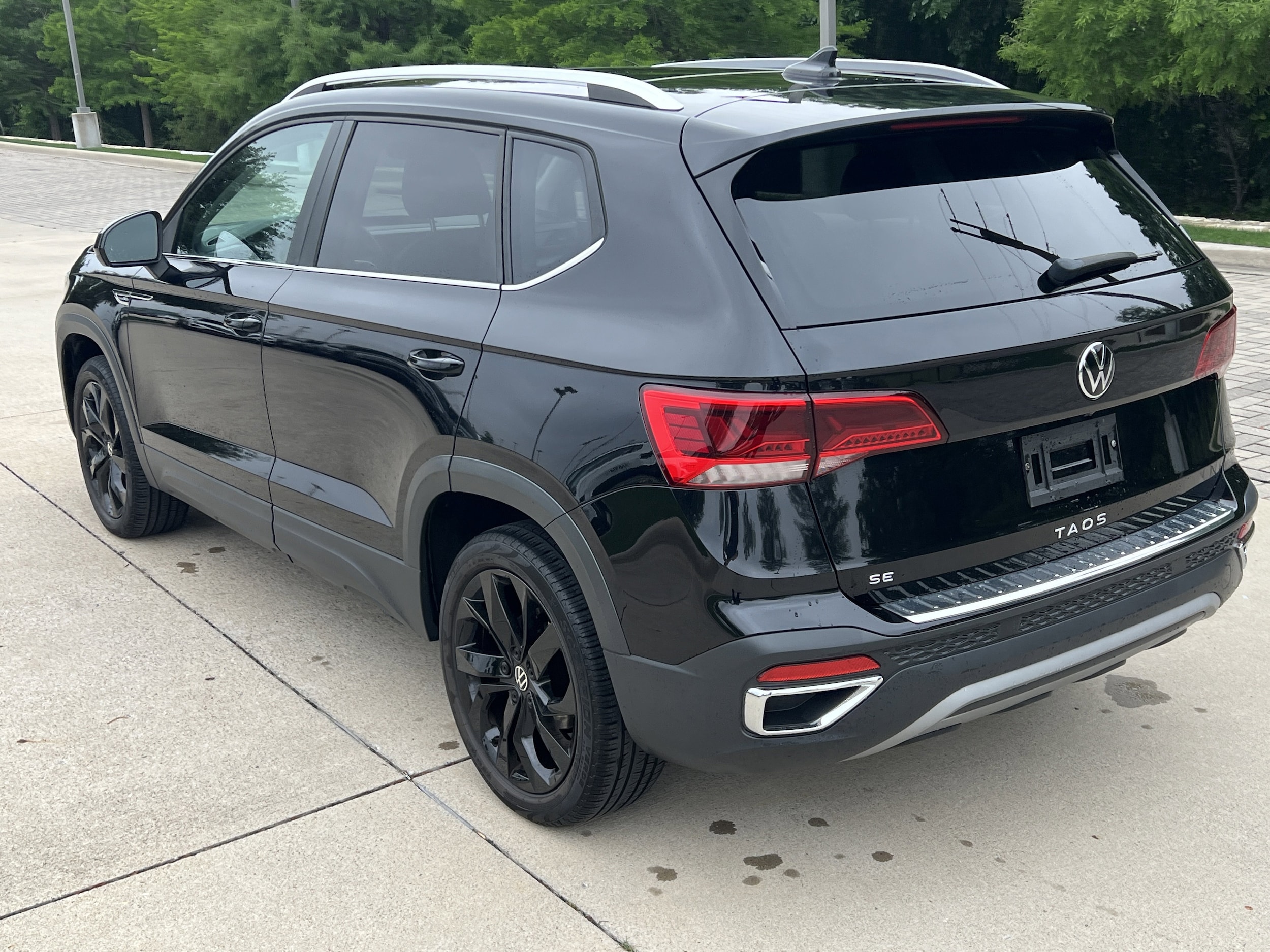 2023 Volkswagen Taos SE photo 3