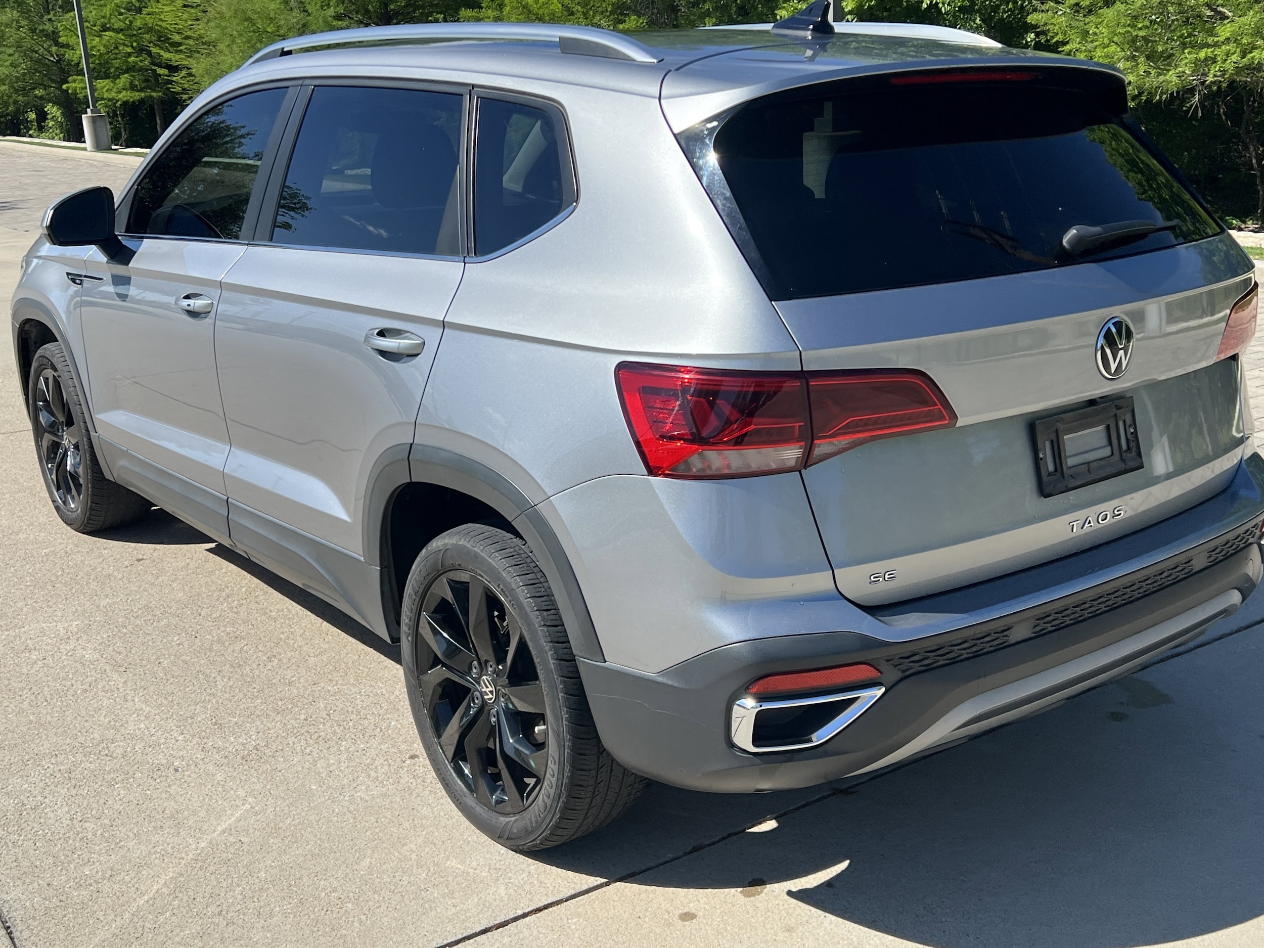 2023 Volkswagen Taos SE photo 3