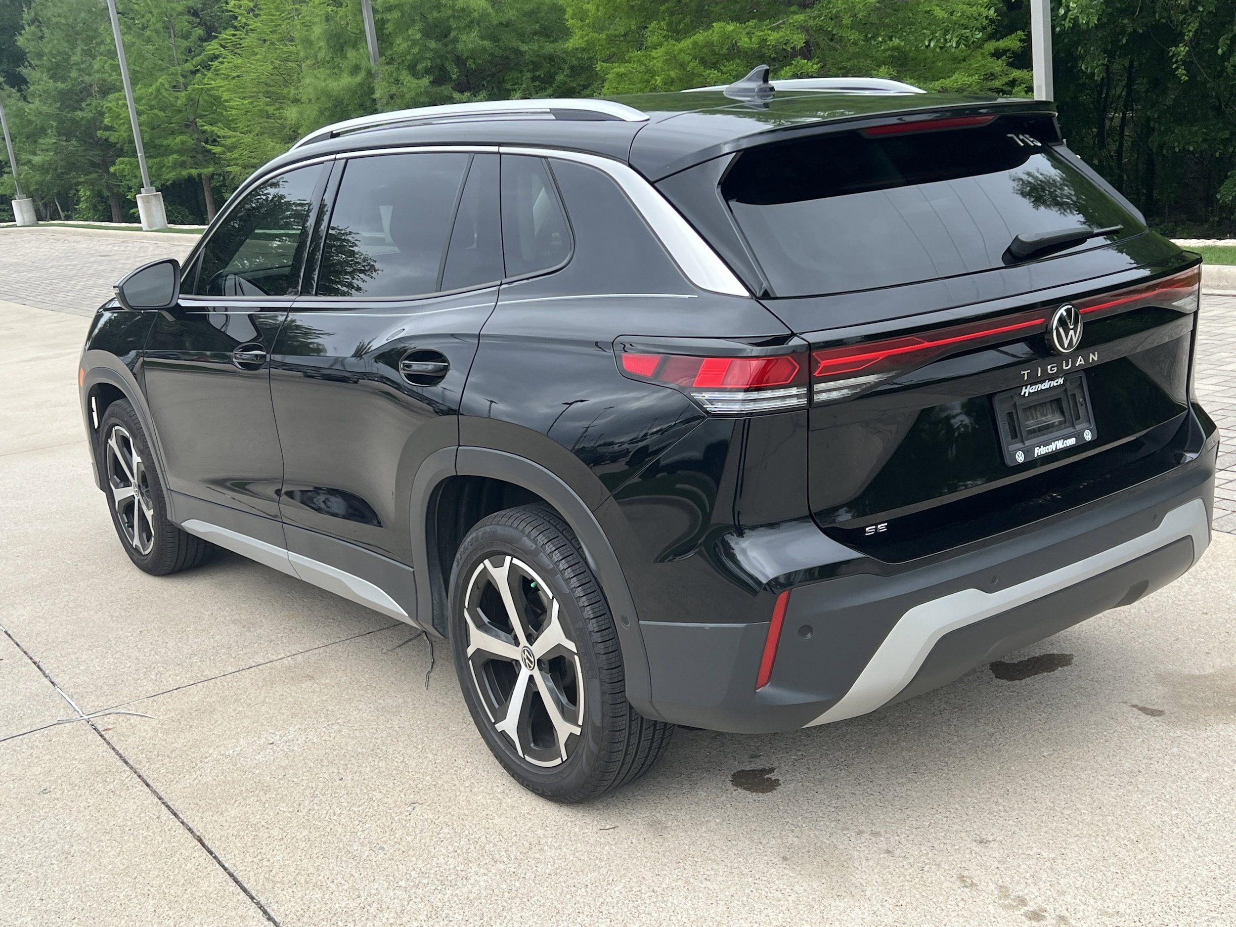 2025 Volkswagen Tiguan SE photo 3