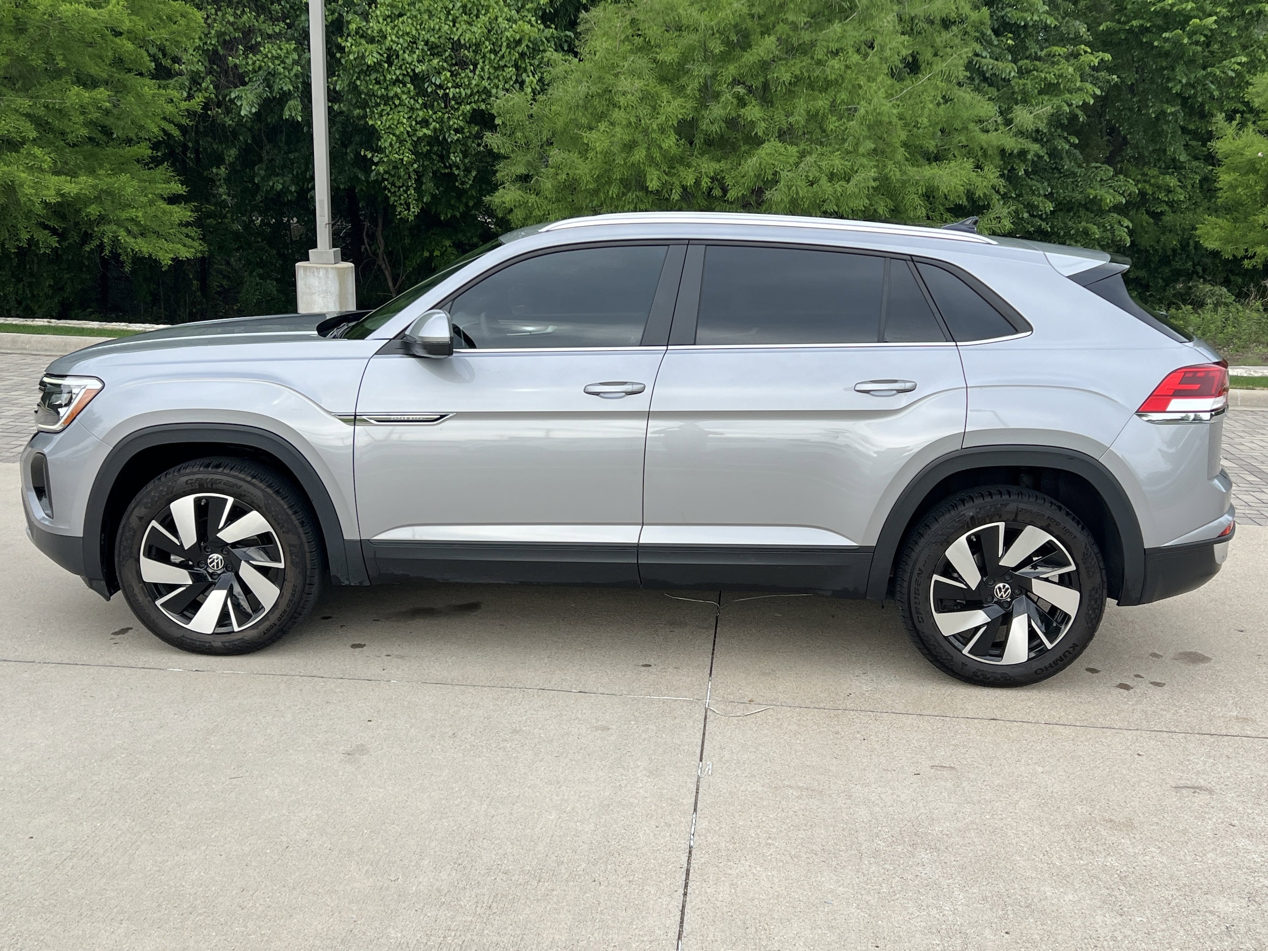 2024 Volkswagen Atlas Cross Sport 2.0T SE w/Technology photo 5