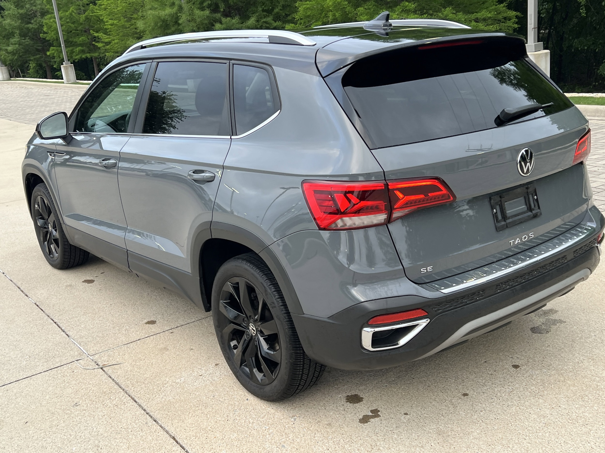 2023 Volkswagen Taos SE photo 3