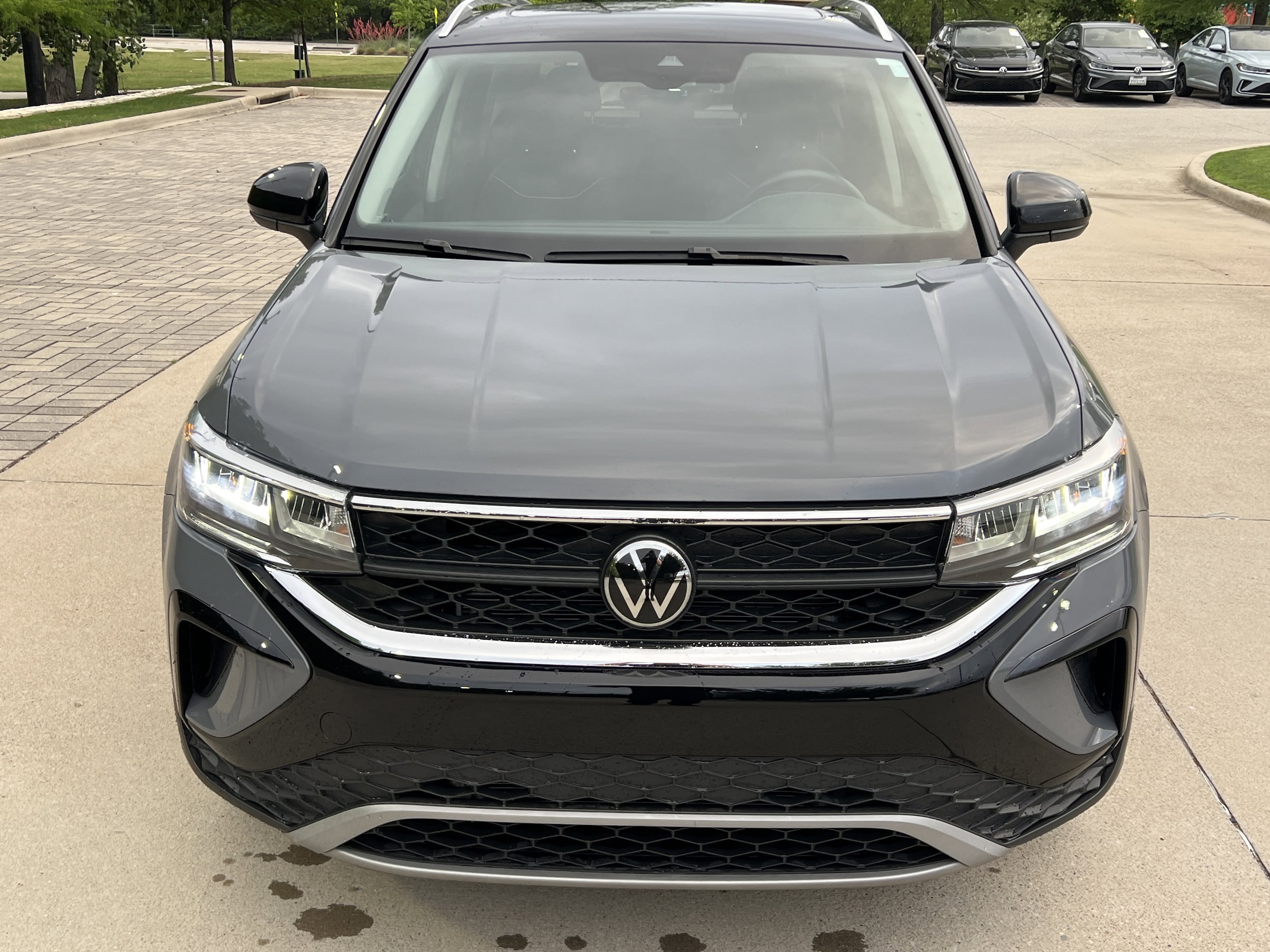 2023 Volkswagen Taos SE photo 2