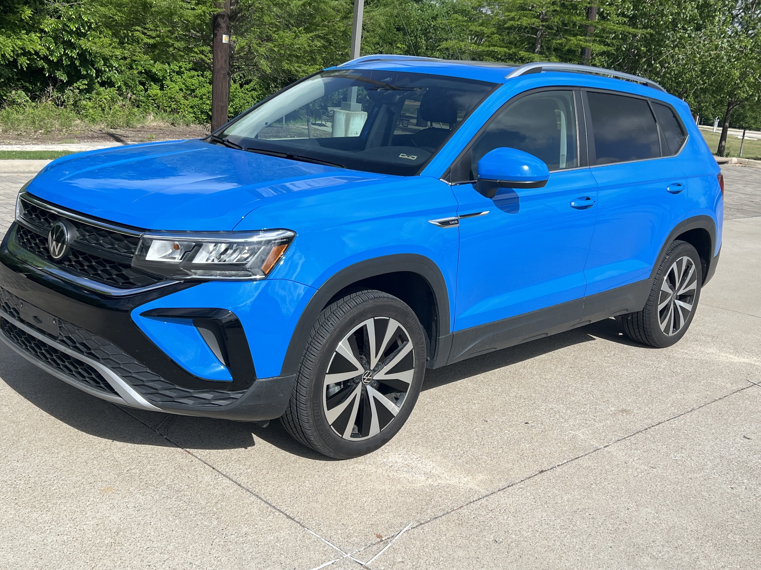 2023 Volkswagen Taos SE photo 4