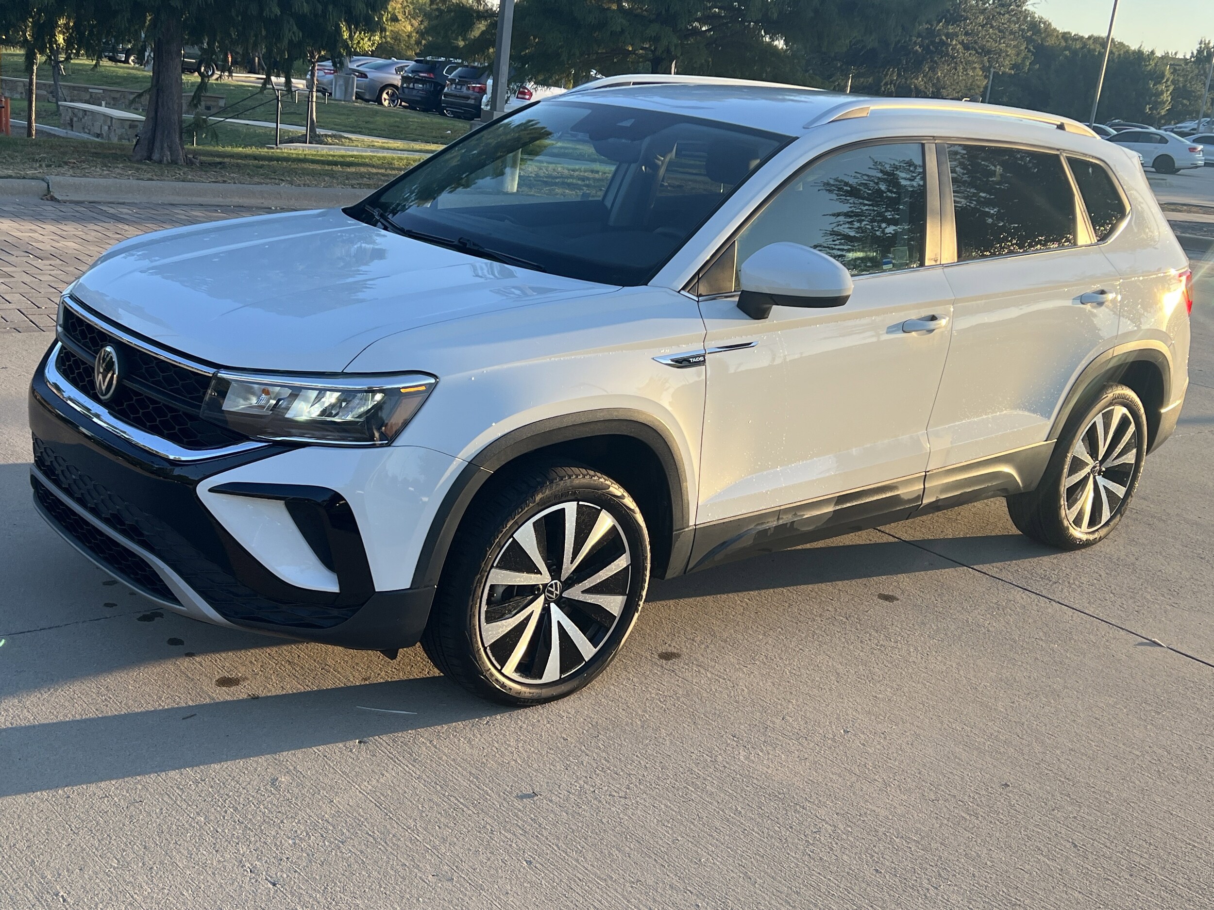 2022 Volkswagen Taos SE photo 2