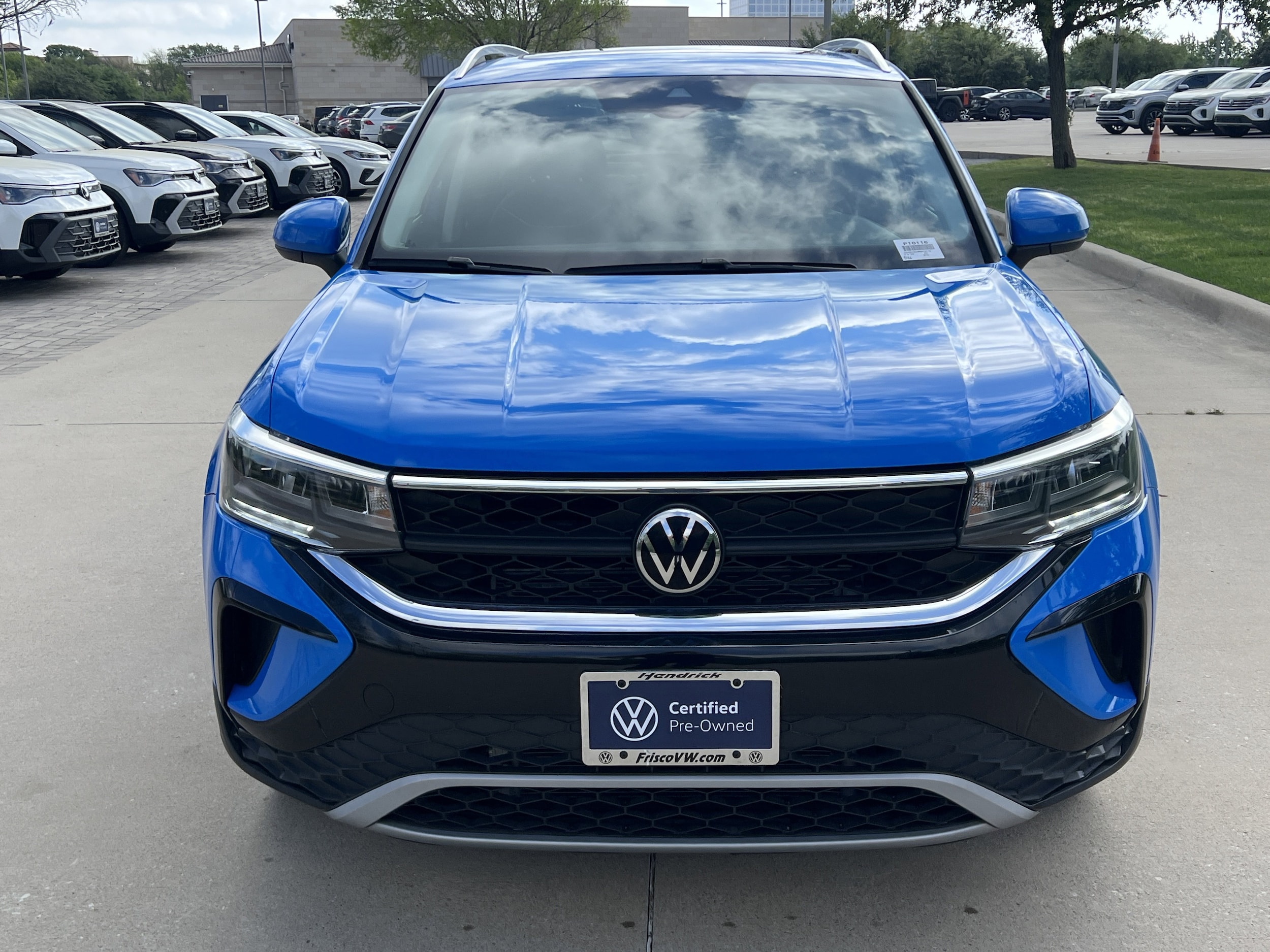 2023 Volkswagen Taos SE photo 2