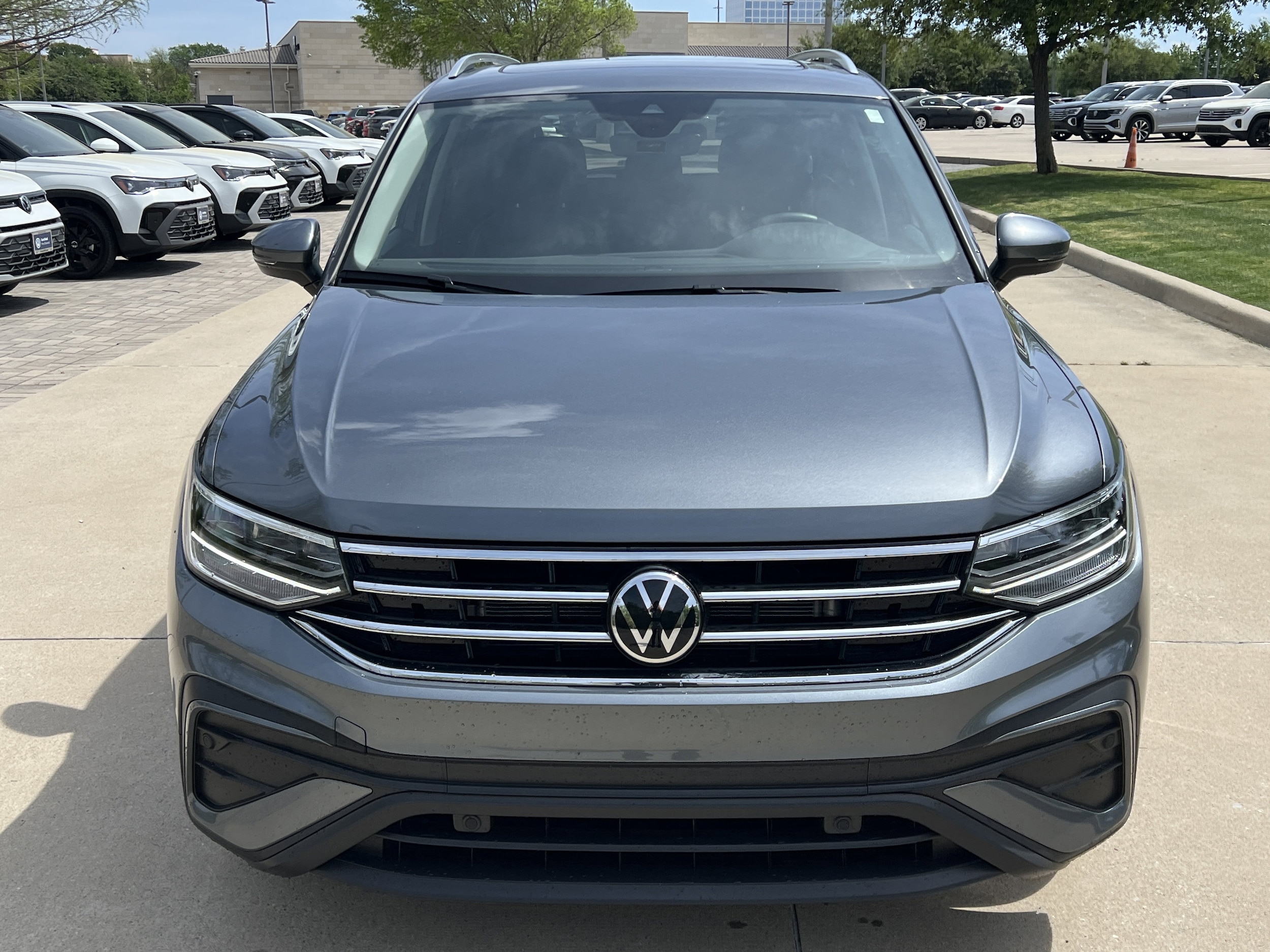 2024 Volkswagen Tiguan SE photo 2
