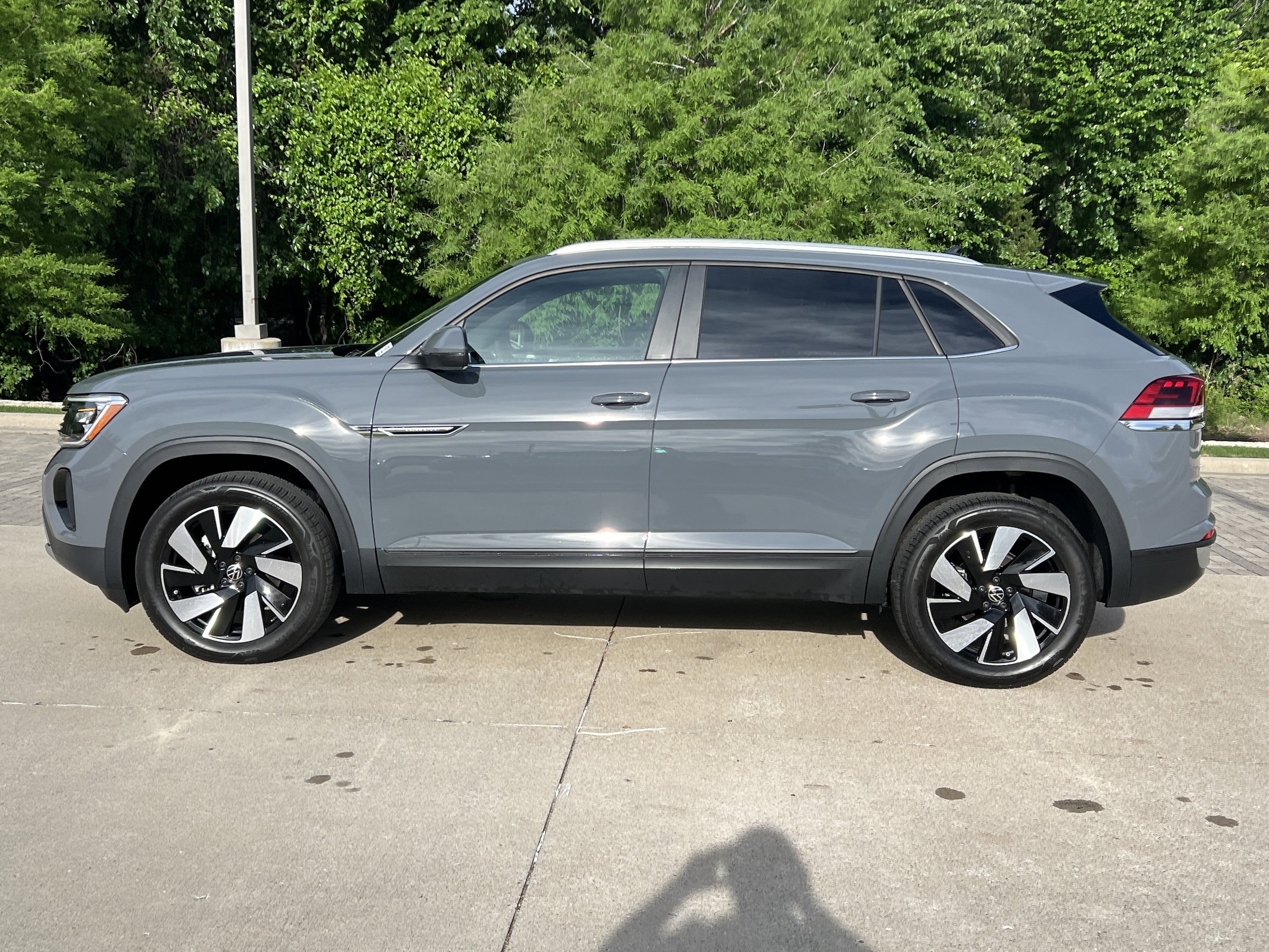 2025 Volkswagen Atlas Cross Sport 2.0T SE w/Technology photo 5