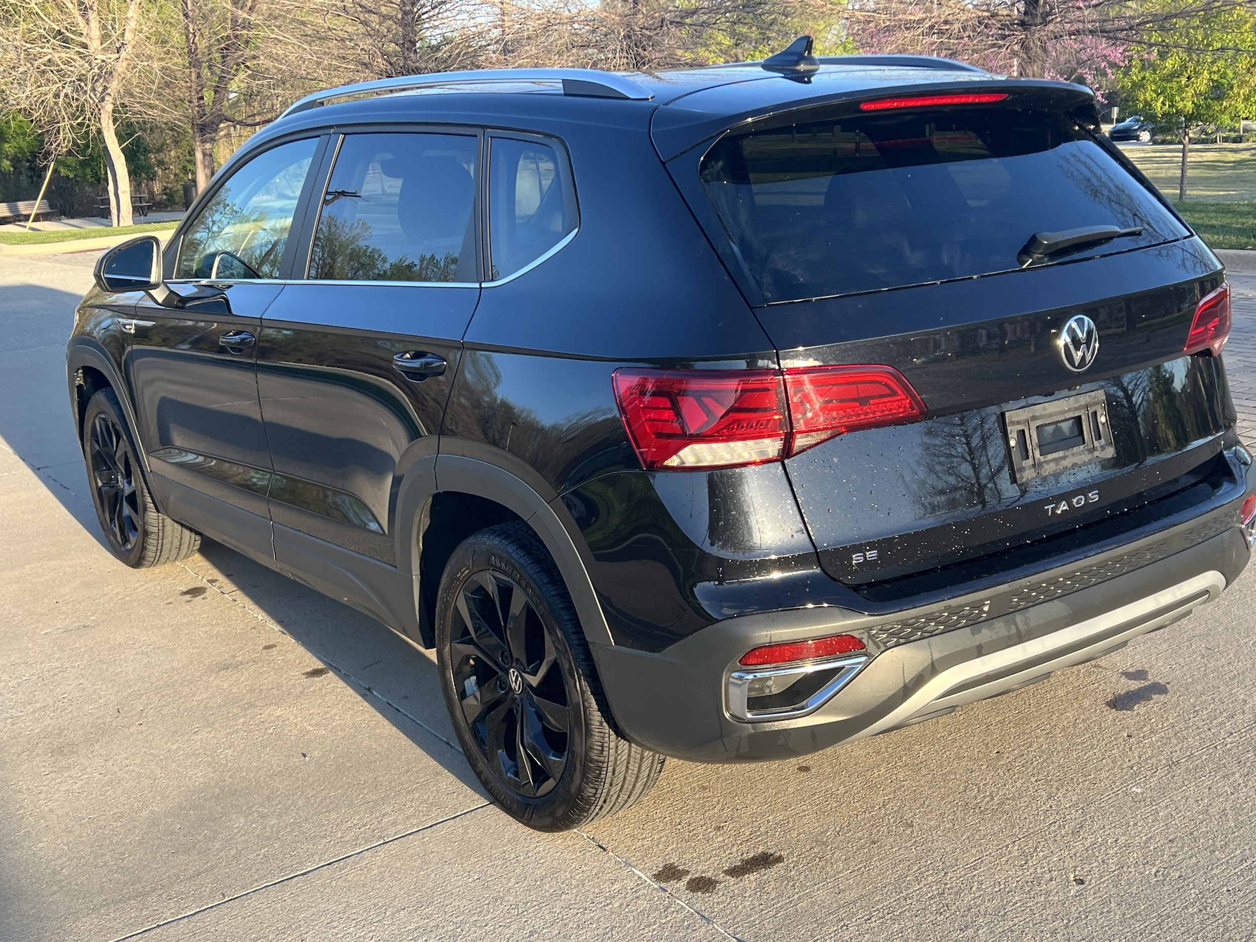 2023 Volkswagen Taos SE photo 3