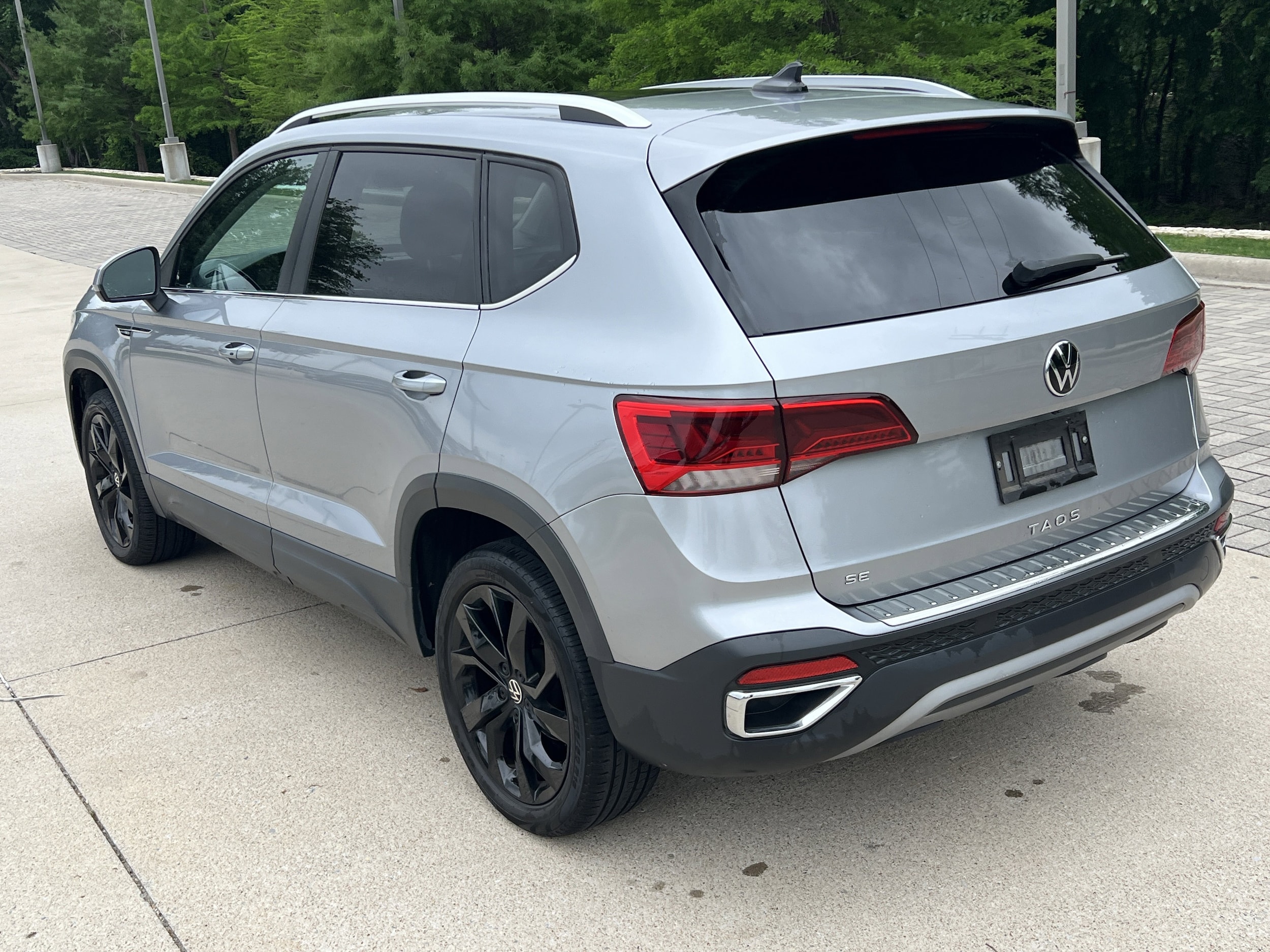 2023 Volkswagen Taos SE photo 3