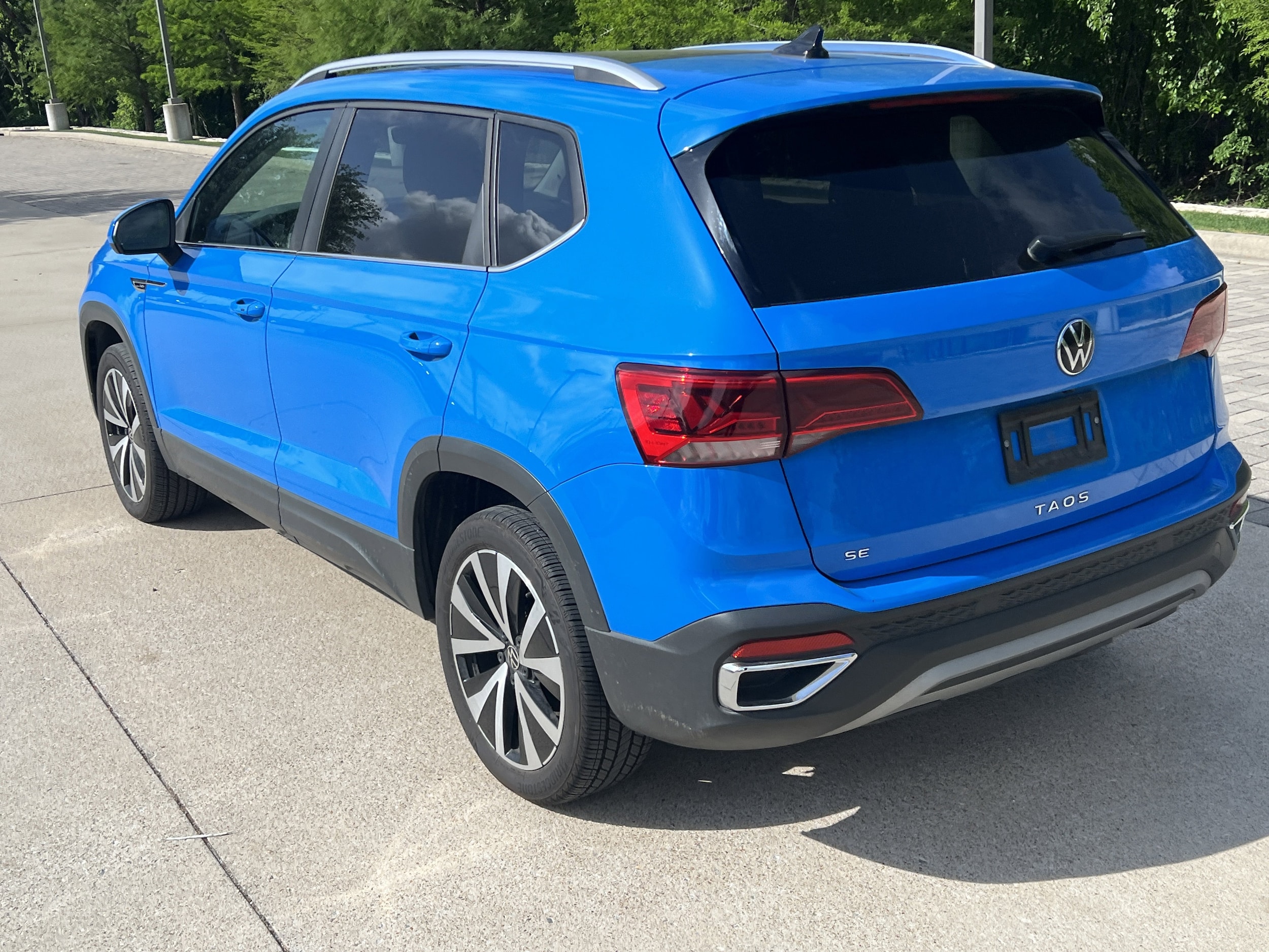 2023 Volkswagen Taos SE photo 3