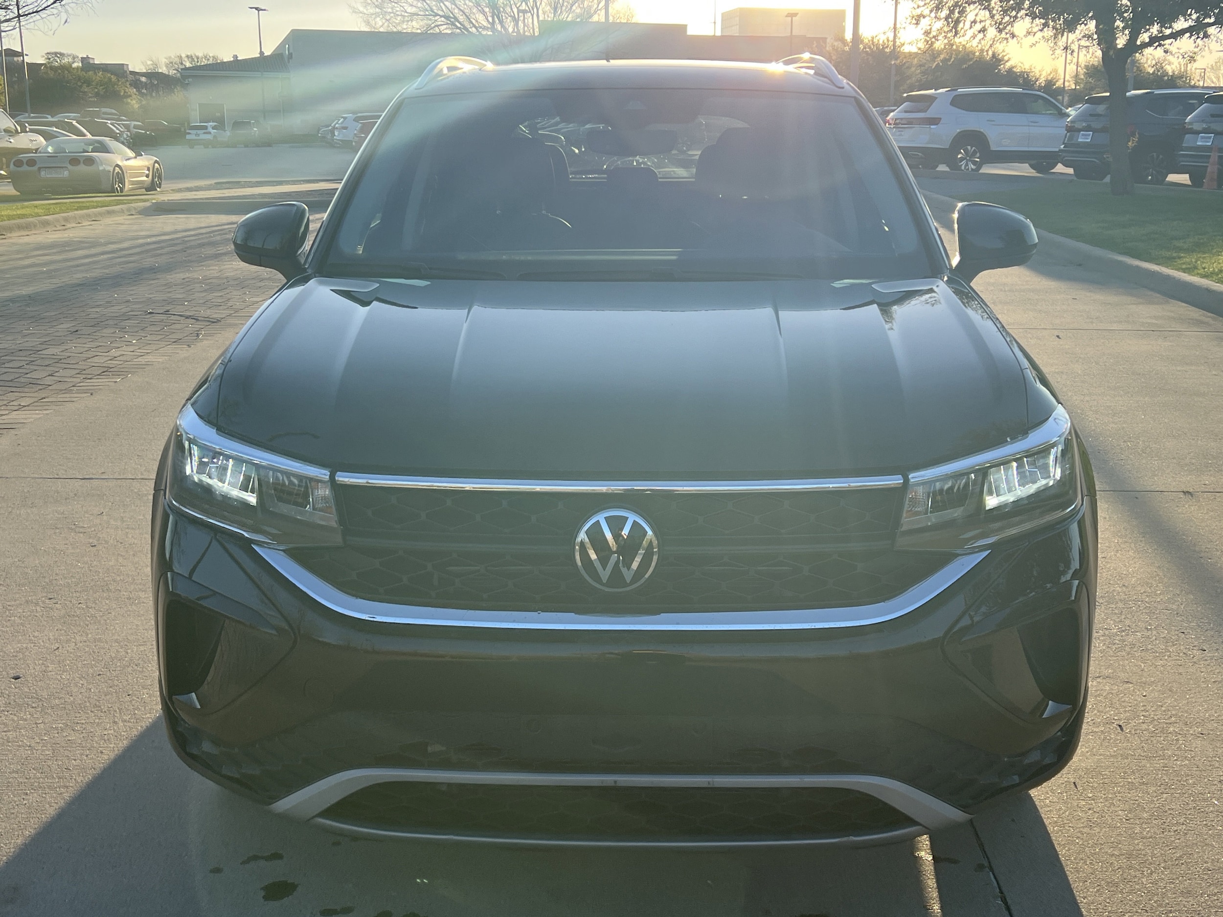 2023 Volkswagen Taos SE photo 2