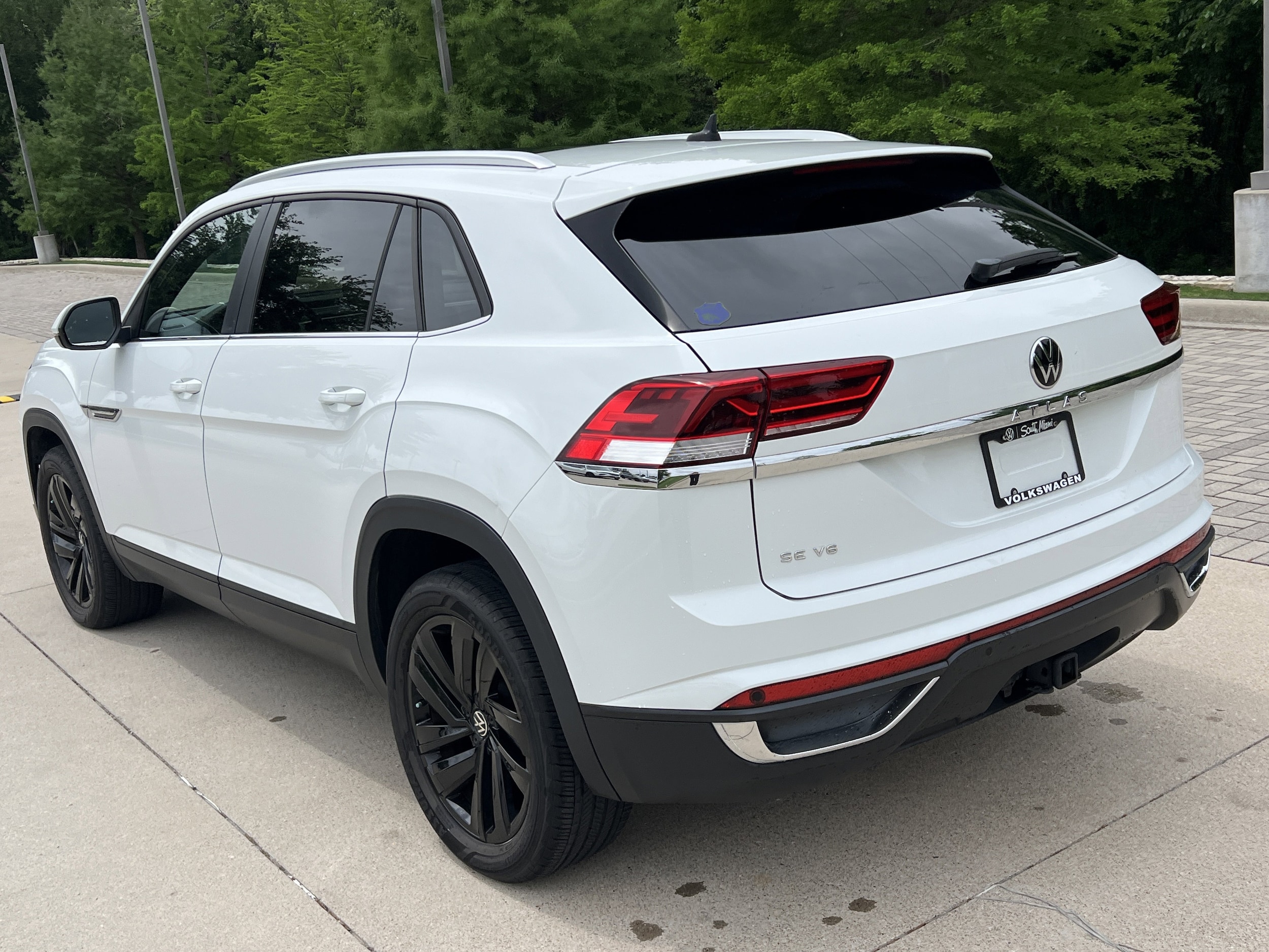 2023 Volkswagen Atlas Cross Sport 3.6L V6 SE w/Technology photo 3