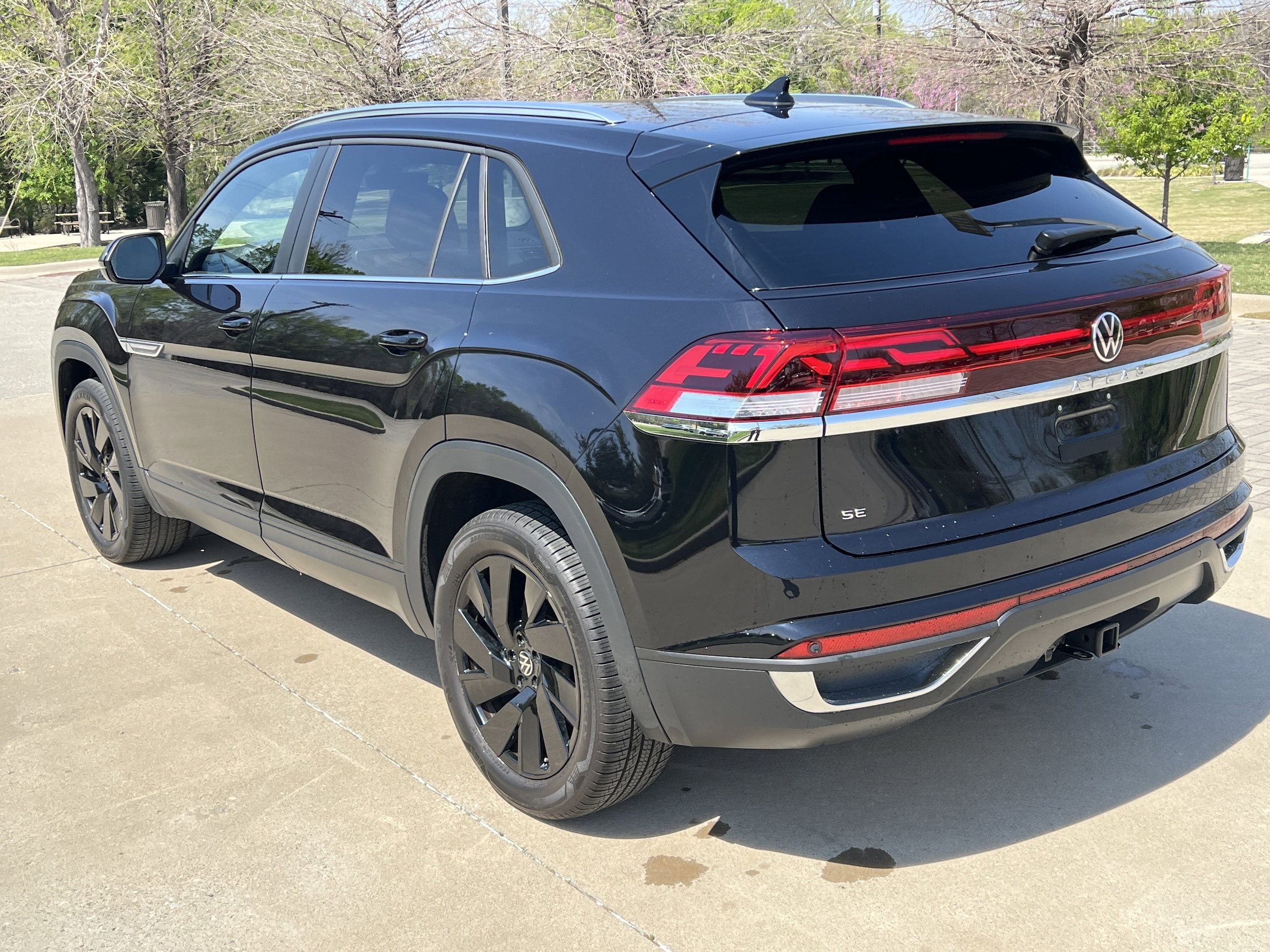 2025 Volkswagen Atlas Cross Sport 2.0T SE w/Technology photo 6