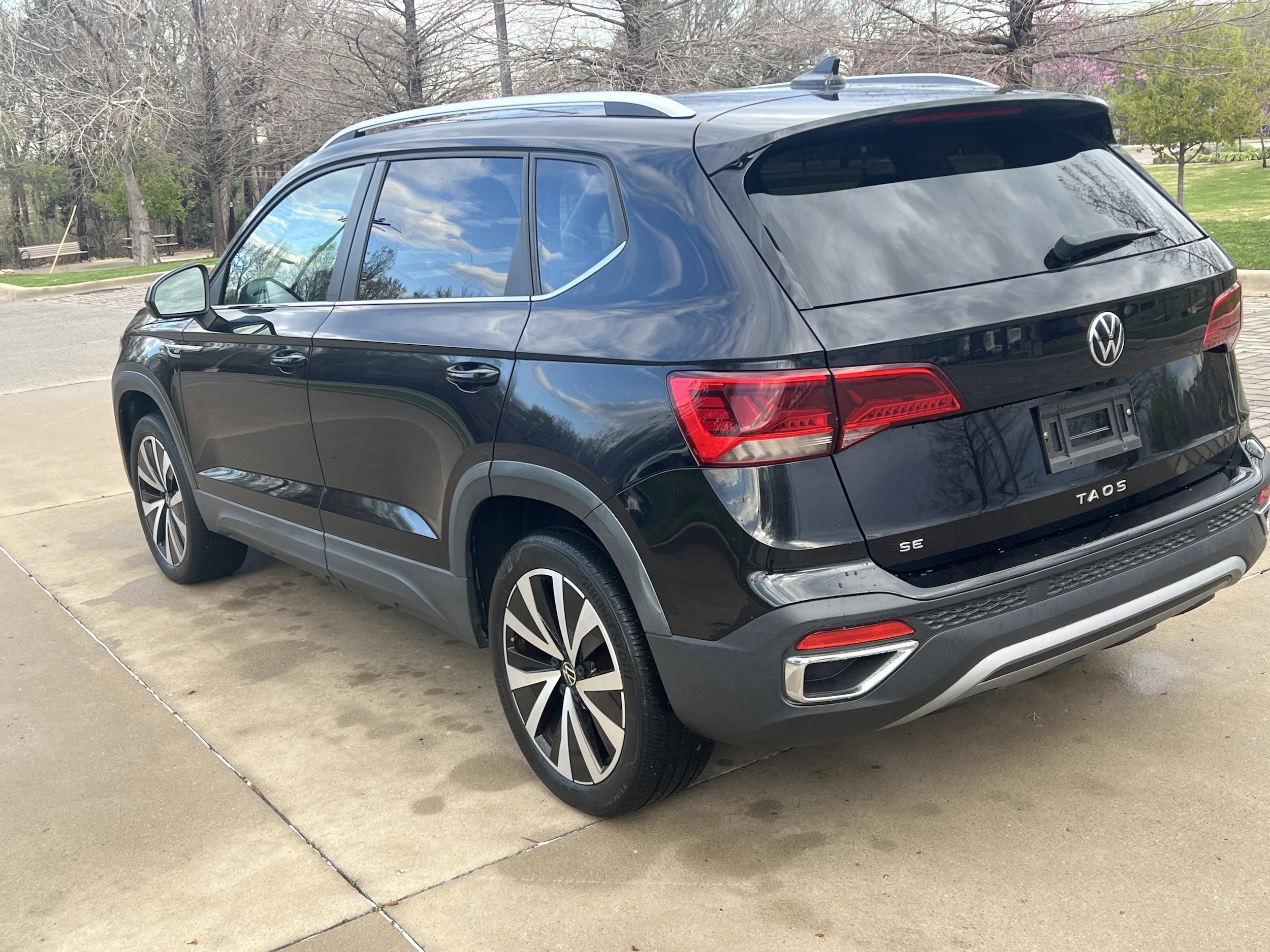 2023 Volkswagen Taos SE photo 3