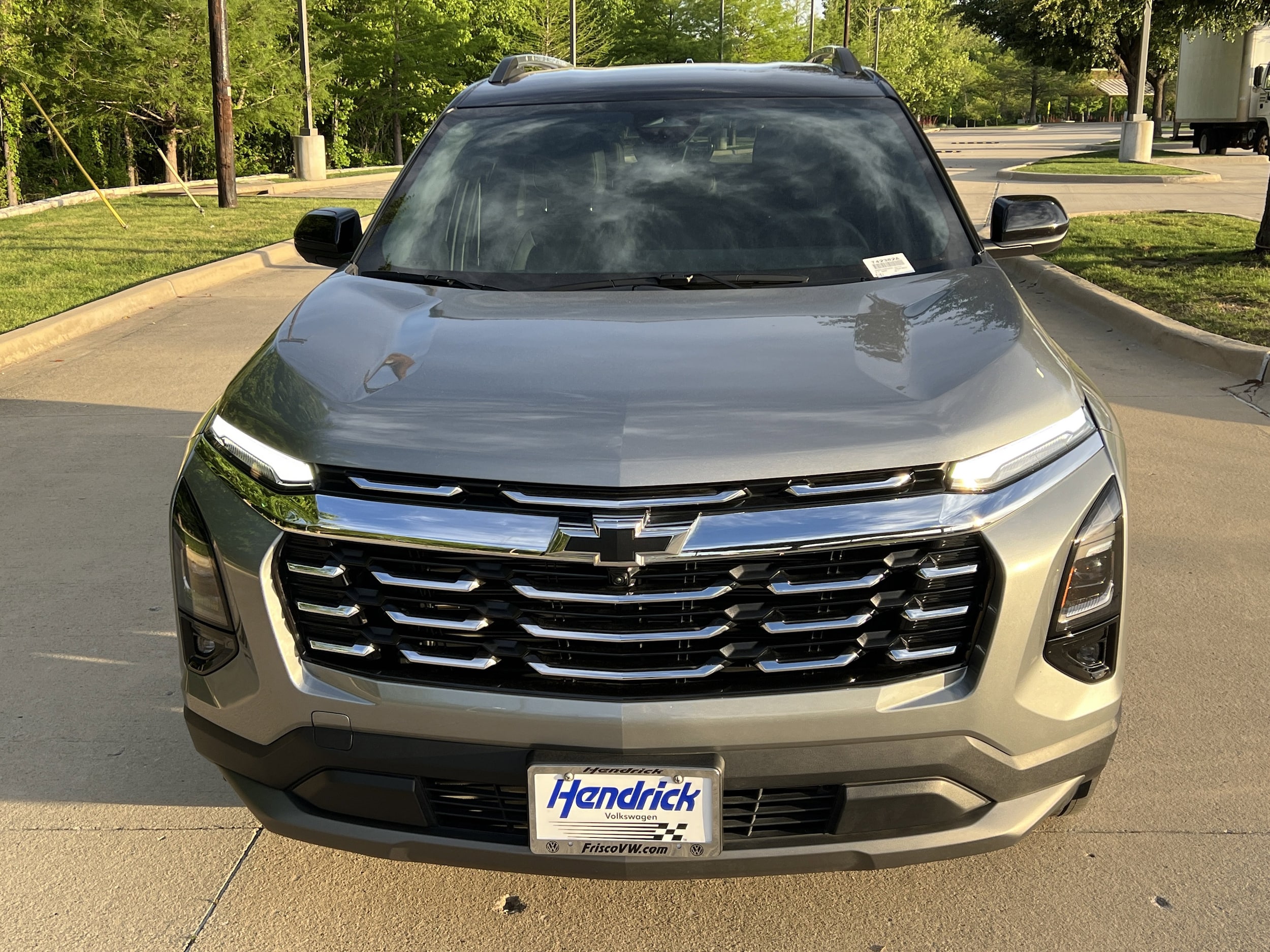 2025 Chevrolet Equinox FWD LT photo 2