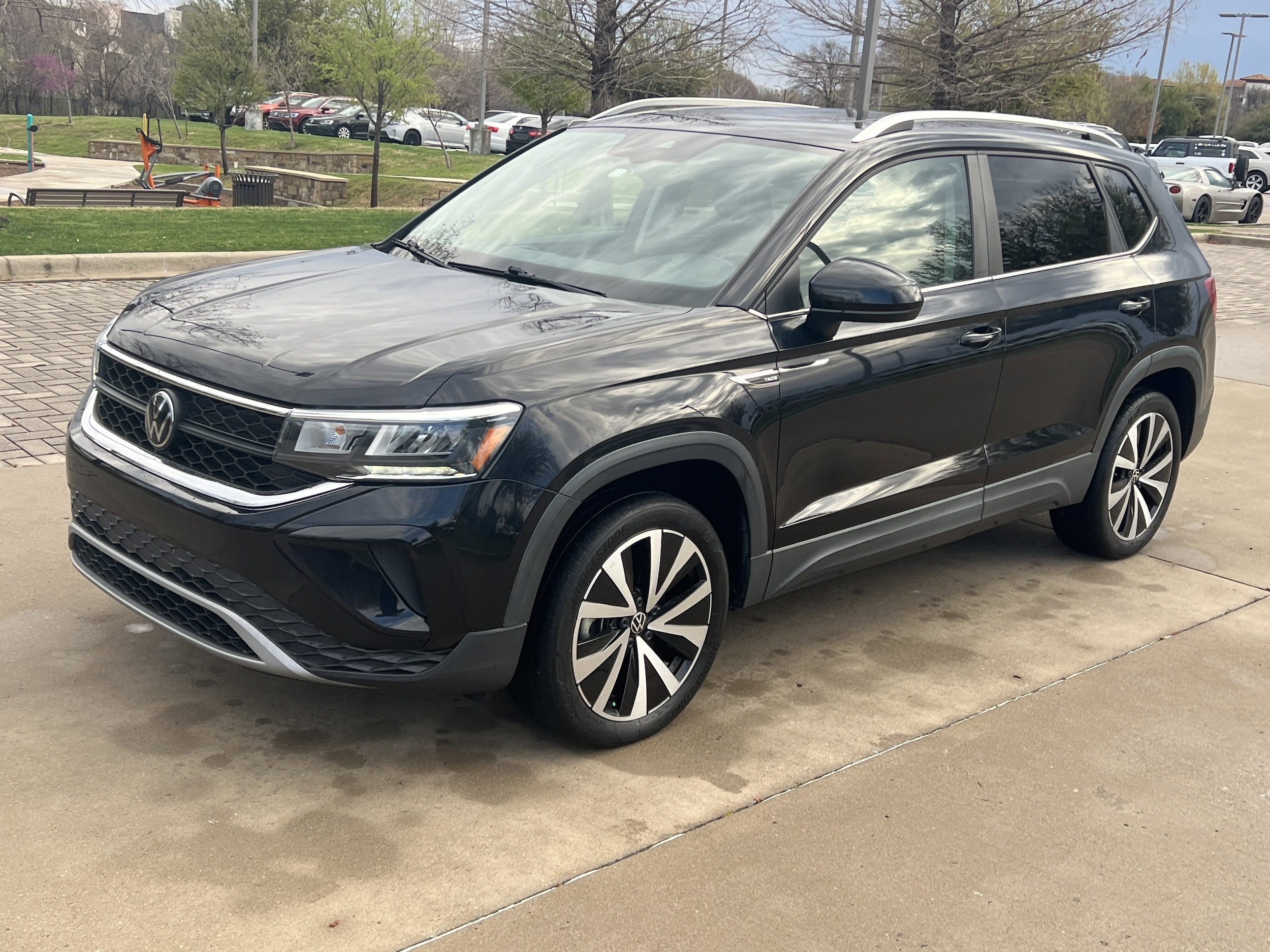 2023 Volkswagen Taos SE photo 4