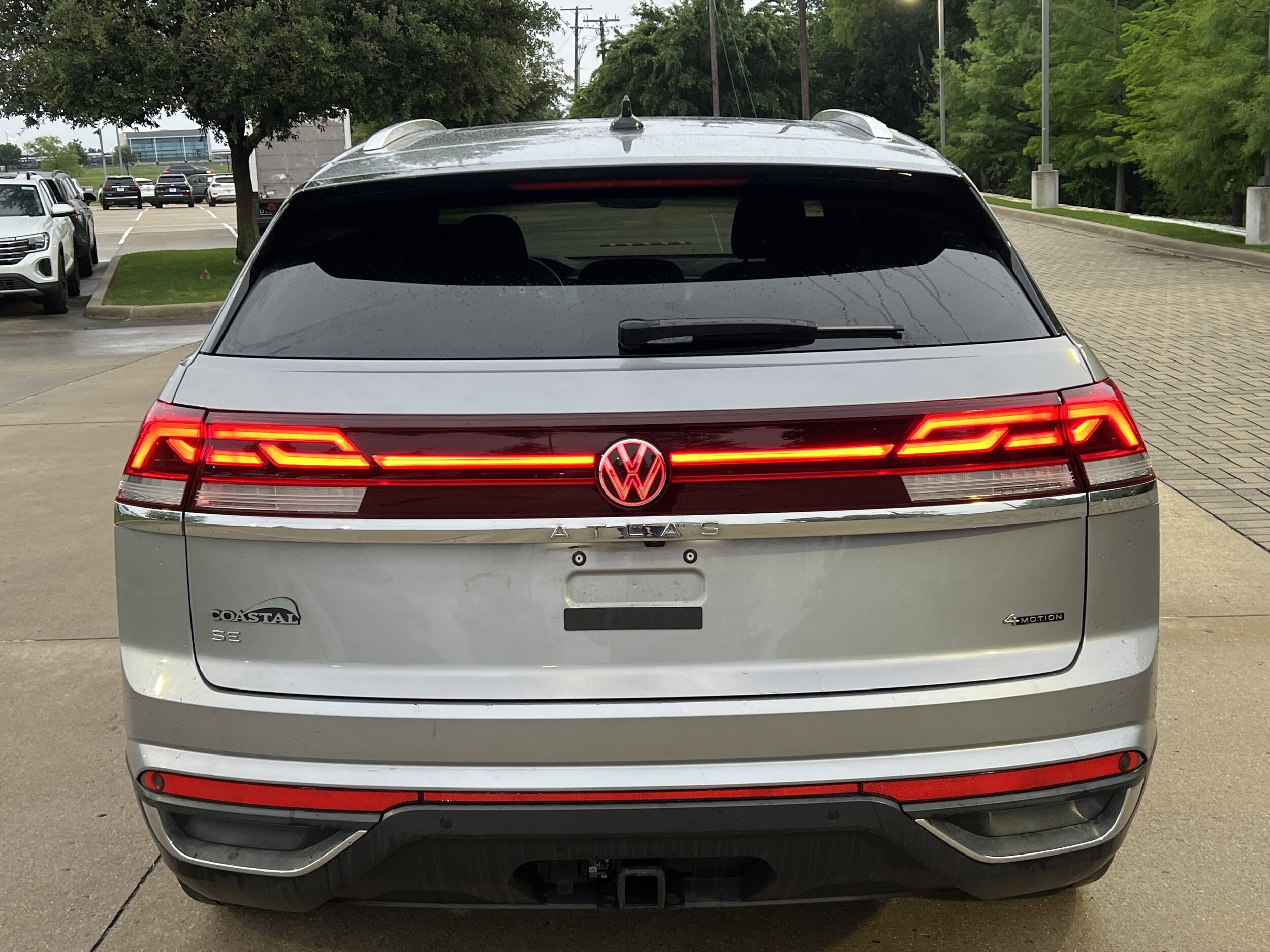 2024 Volkswagen Atlas Cross Sport 2.0T SE w/Technology photo 3